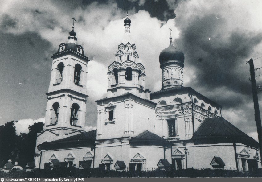 Храм в дмитровском красногорский. Храм Дмитрия Солунского село Дмитровское. Церковь Дмитрия Солунского в Дмитровске. Дмитровск Орловский храм Дмитрия Солунского. Дмитровский Погост. Церковь Димитрия Солунского..