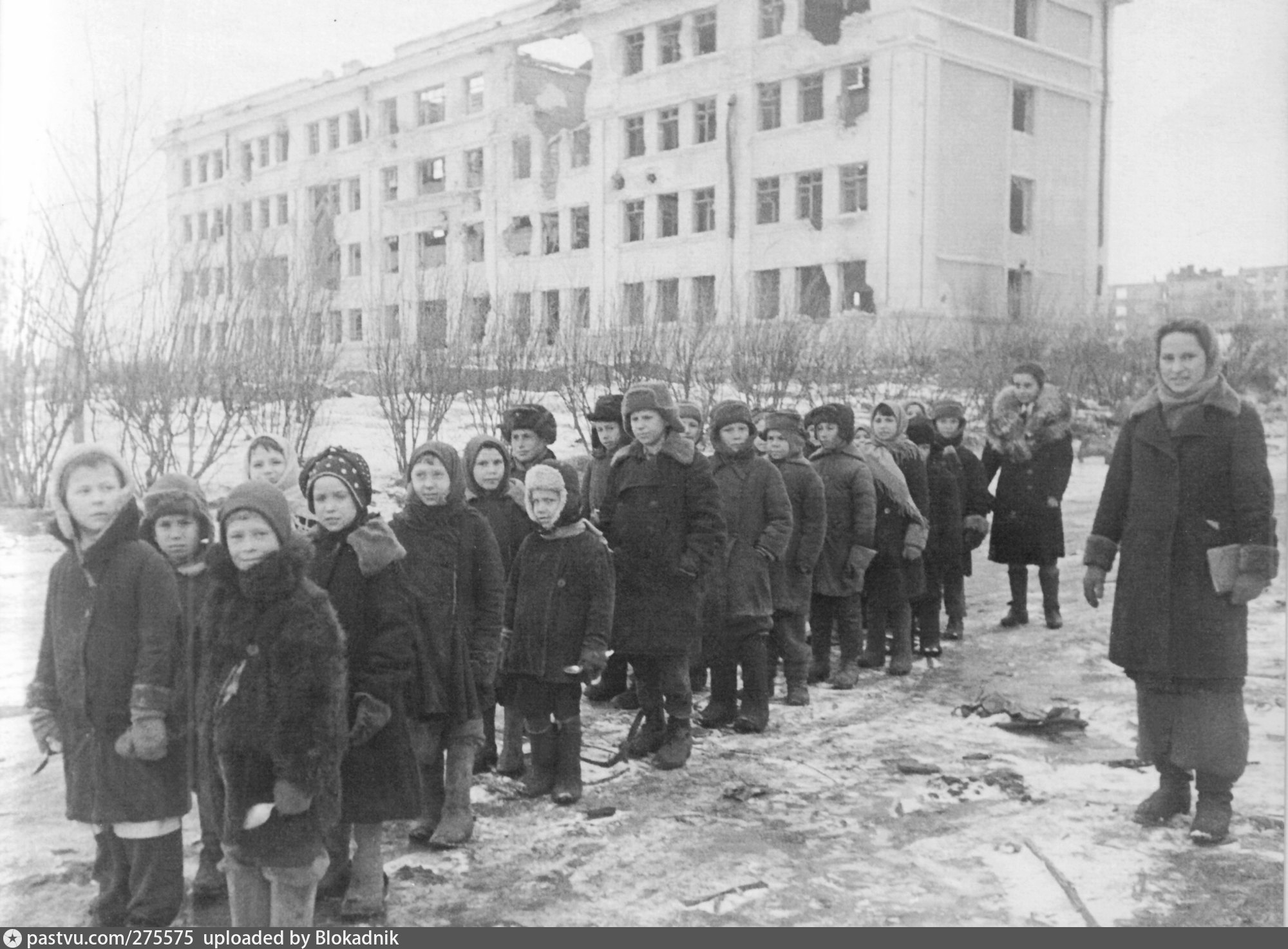 В трех школах 1945. Сталинград школа март 1943 года. Сергей Струнников блокадный Ленинград. Школа Ленинград 1943. Школы блокадного Ленинграда.