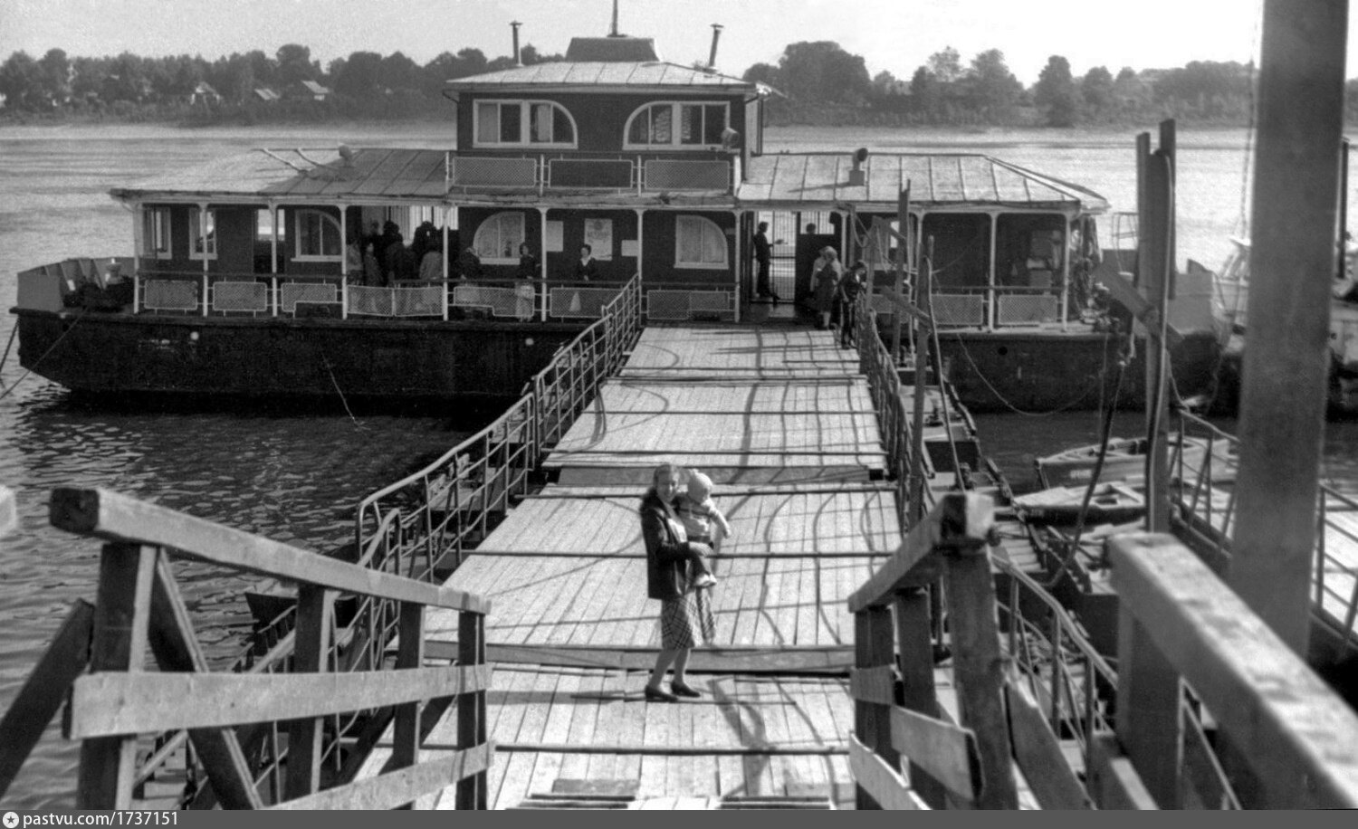 Мама пристань. Рыбинский дебаркадер 1925 Пристань. Шуя Пристань. Флитфото архив Куликова фёдора Николаевича. Песочное на Волге Пристань.