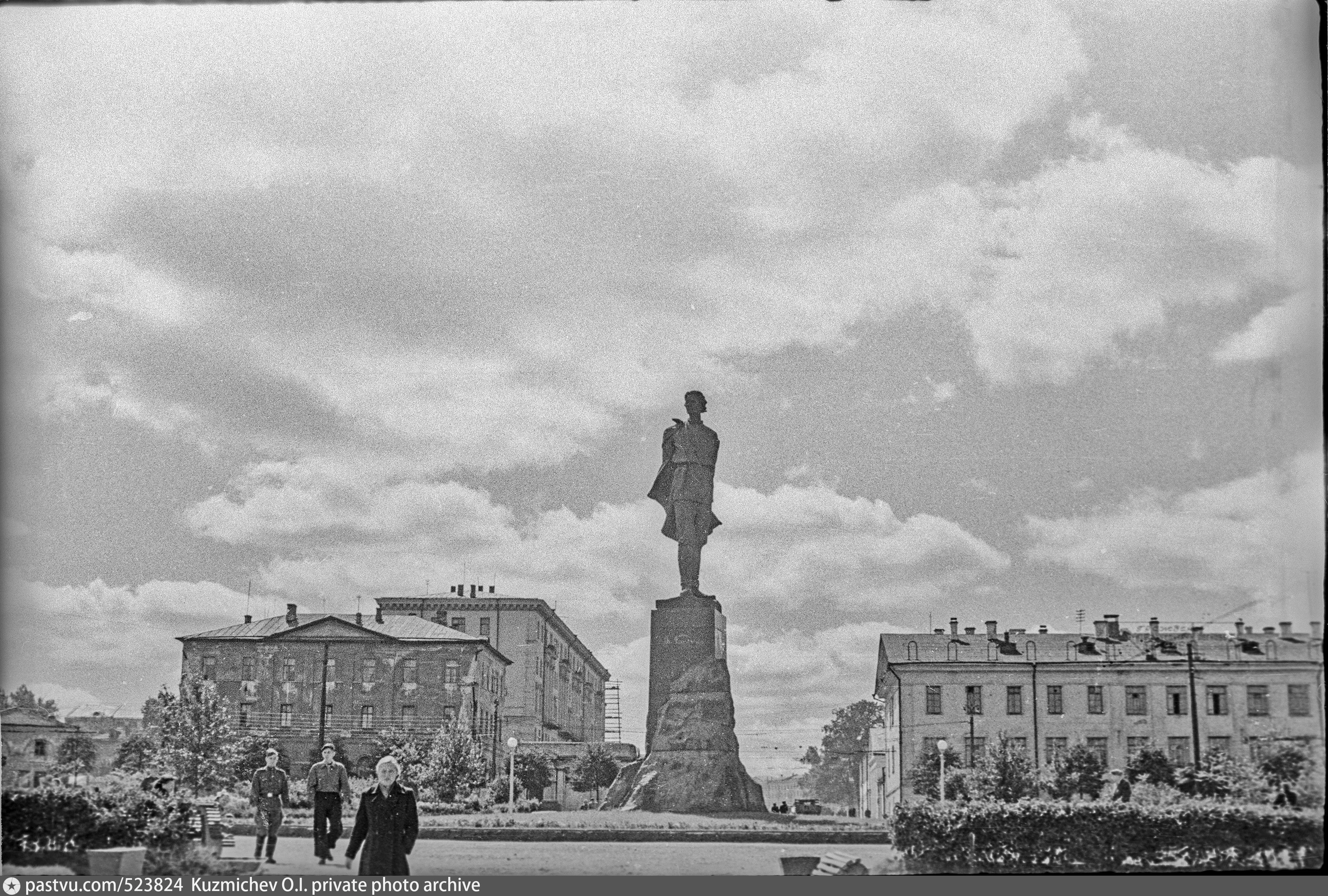 Памятник Горькому в Нижнем Новгороде на площади Горького