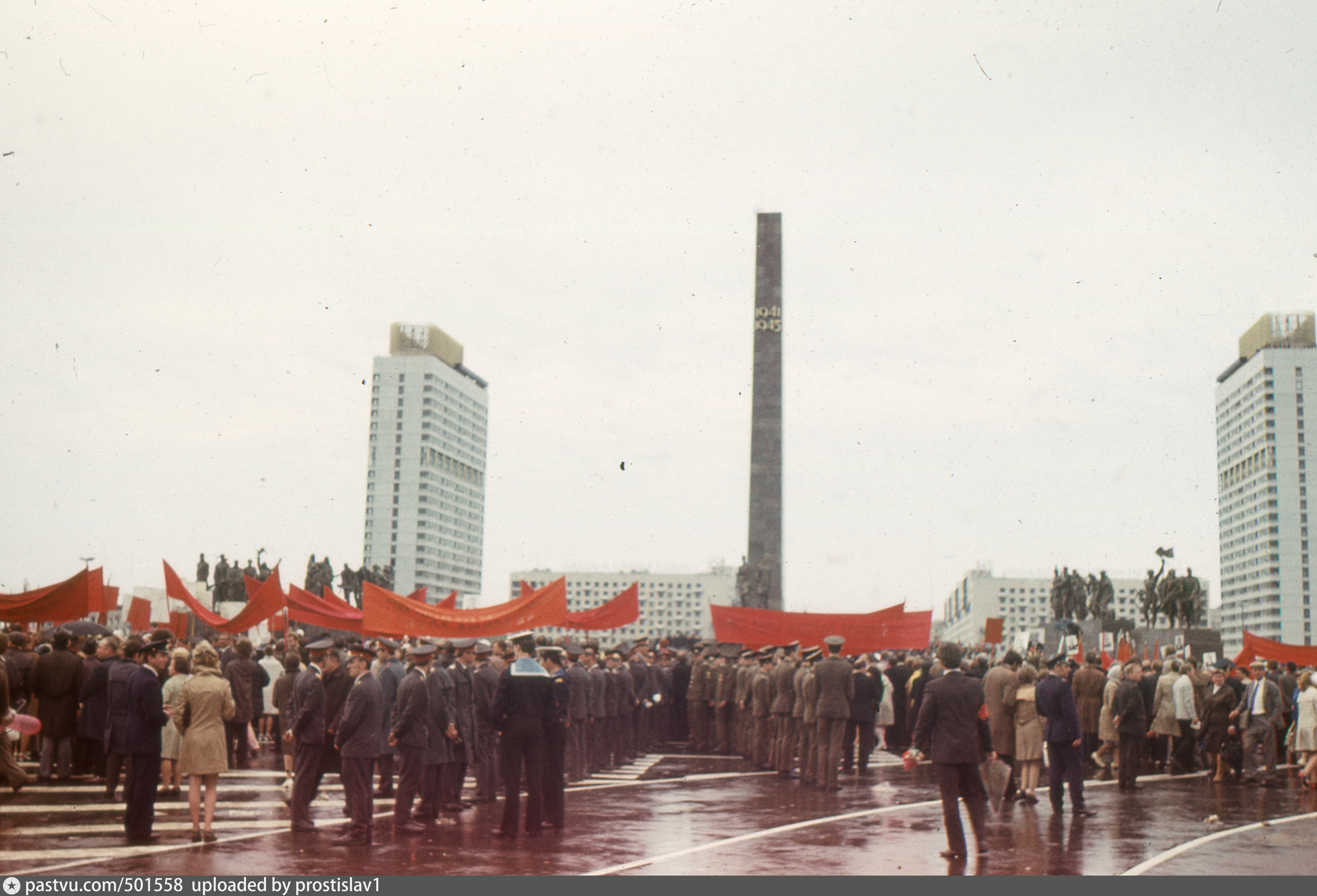 Ленинград 1975. Монумент героическим защитникам Ленинграда 1975. Открытие памятника Санкт-Петербург защитникам Ленинграда. Монумент героическим защитникам Ленинграда открытие в 1975. Ленинград Московский район 1980.