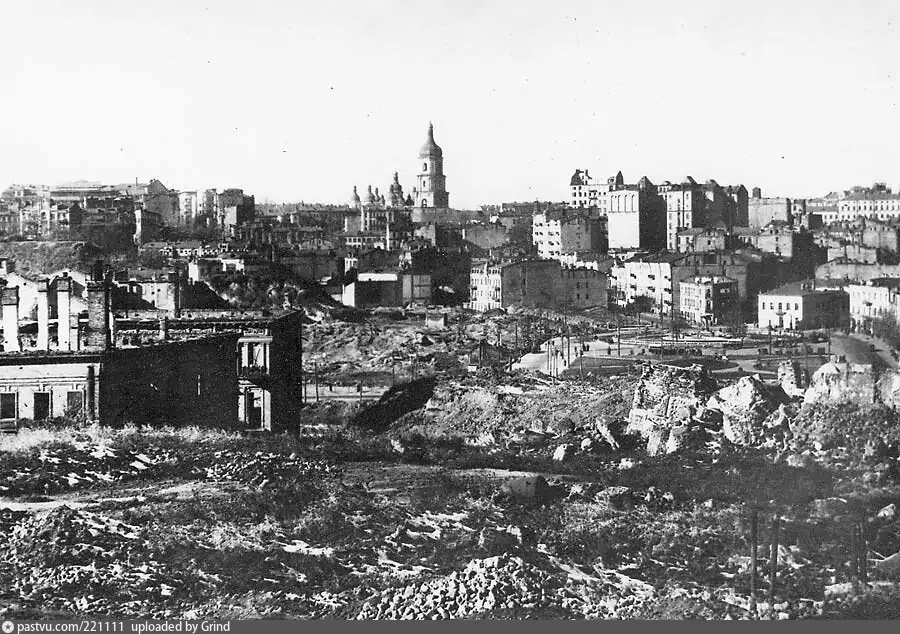Киев под немецкой оккупацией. Киев 1941. Первым захваченным городом был киев. 6 ноября 1943 г советские войска освободили киев. Киев в оккупации 1941-1943.
