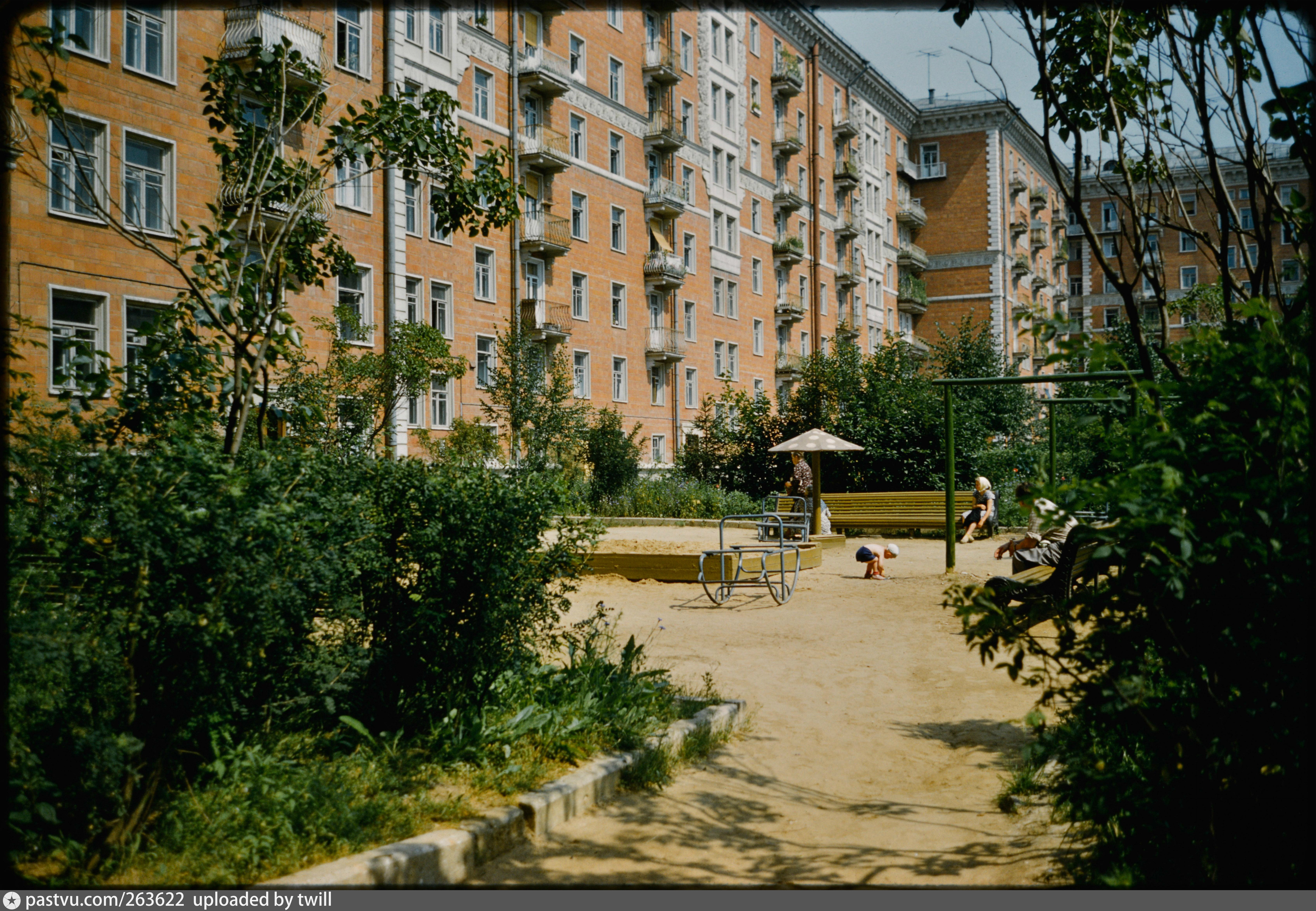 Советский дом фото. Двор пятиэтажки СССР. Дворы хрущевок. Хрущевка двор. Двор в хрущевке.