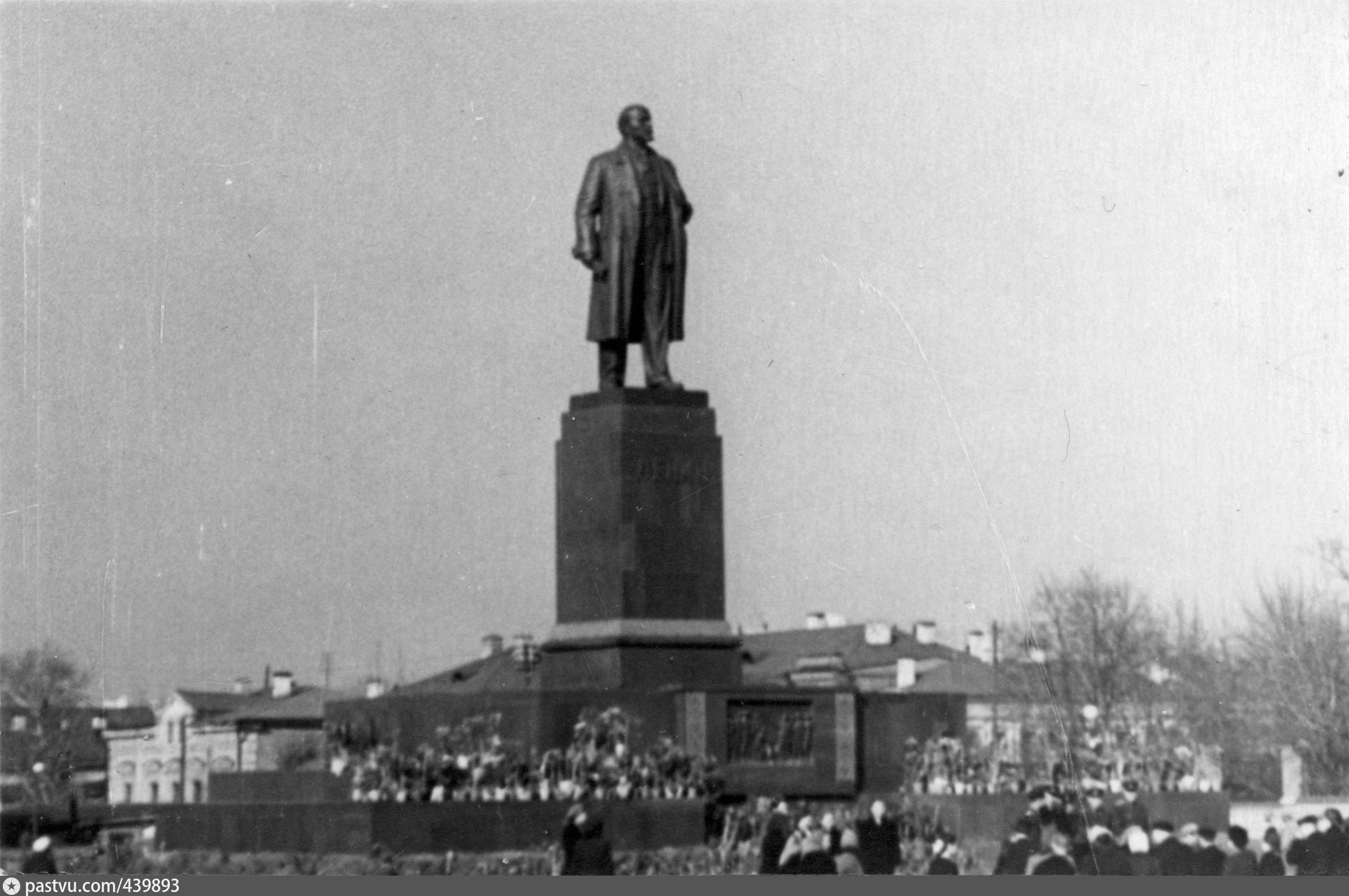 ярославский вокзал памятник ленину