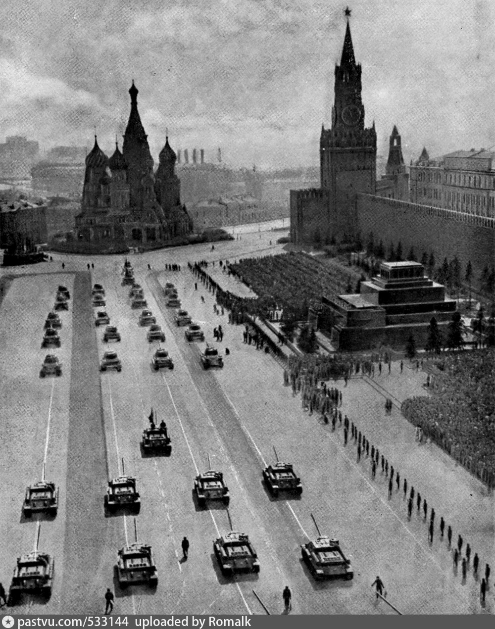 Площадь москвы в 1945. Мавзолей Ленина парад Победы 1945. Мавзолей Ленина 1953. Мавзолей Ленина 1941. Красная площадь 1945 мавзолей.