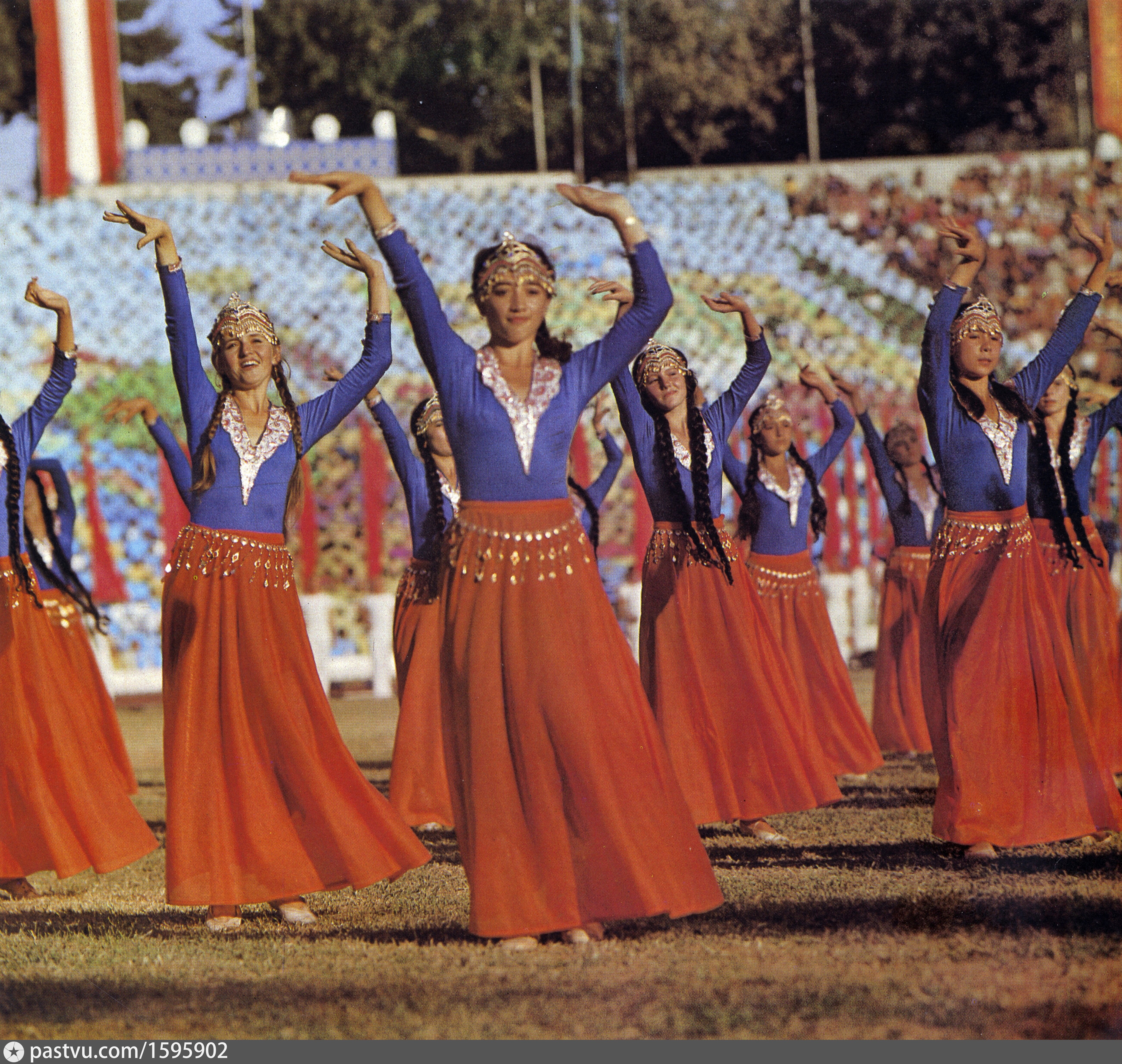 Узбекистан 2000. 1984 Год стадион Раздан. Узбекистан 2000 год. Фотоальбома «Ташкент — 2000». Стадион ёшлик Ташкент.