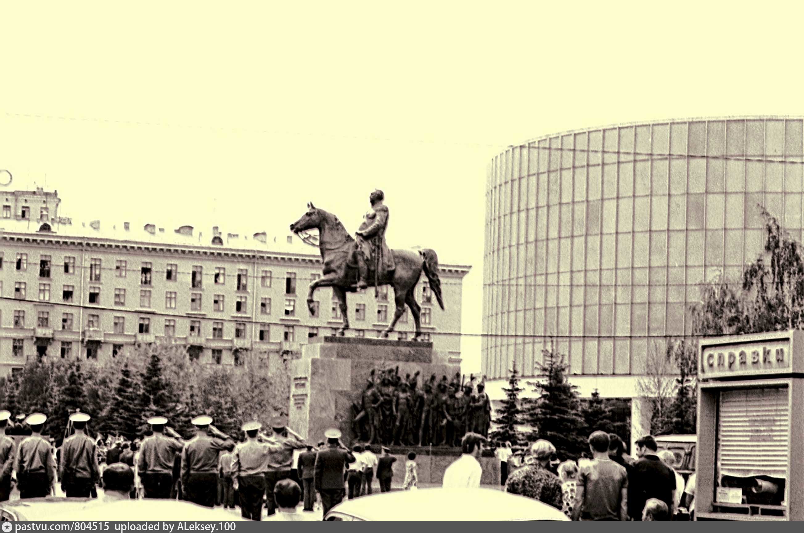 Год открытия москвы. Московский комитет и памятники в Москве. Кутузов 1973 год. Памятник Михаилу Кутузову старые фото. Фото памятника Михаилу Кутузову в Москве Википедия.