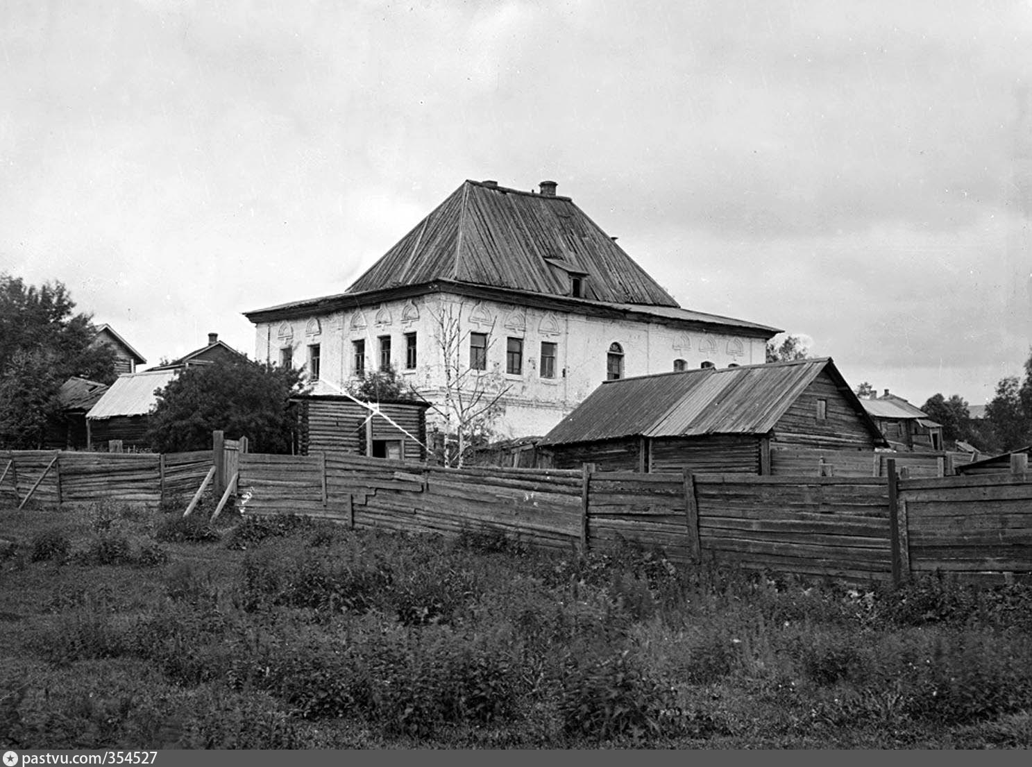 Фотографии старого села. Дом Дергаловых в Романове Борисоглебске. Дом Дергаловых в Тутаеве. Тутаев дом Бирона. Старинные фотографии села Решма.