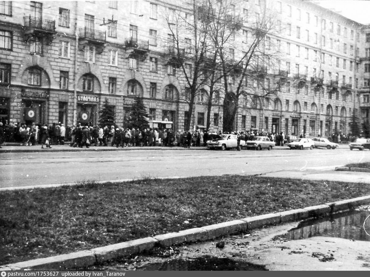 Пр Энгельса дом 107. Старые фотографии Светлановской площади. Энгельс 1991