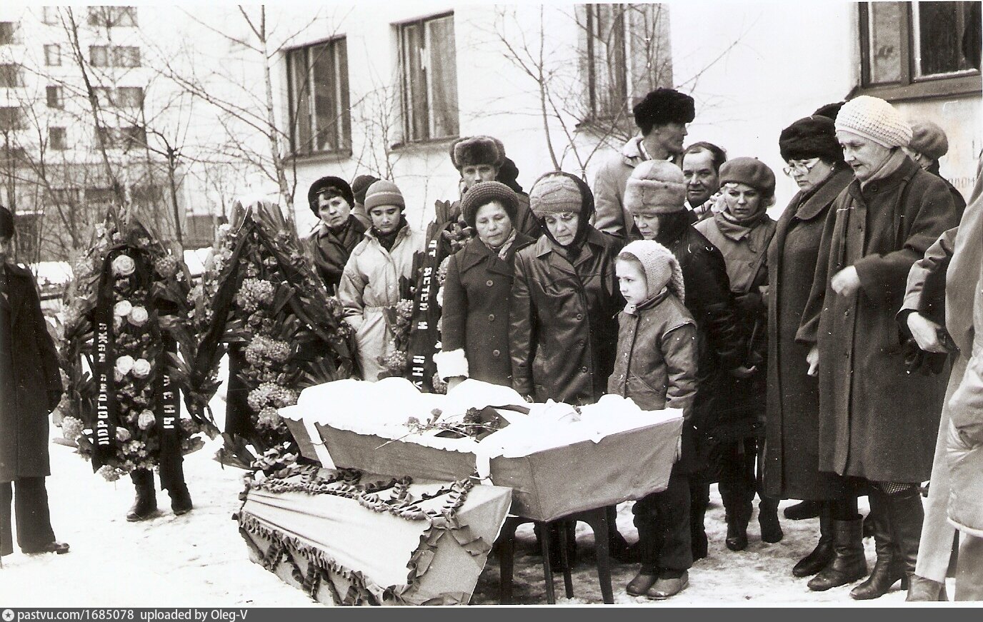 Похороны. Во дворе дома 24 по улице 10 лет Октября (?) - Retro photos