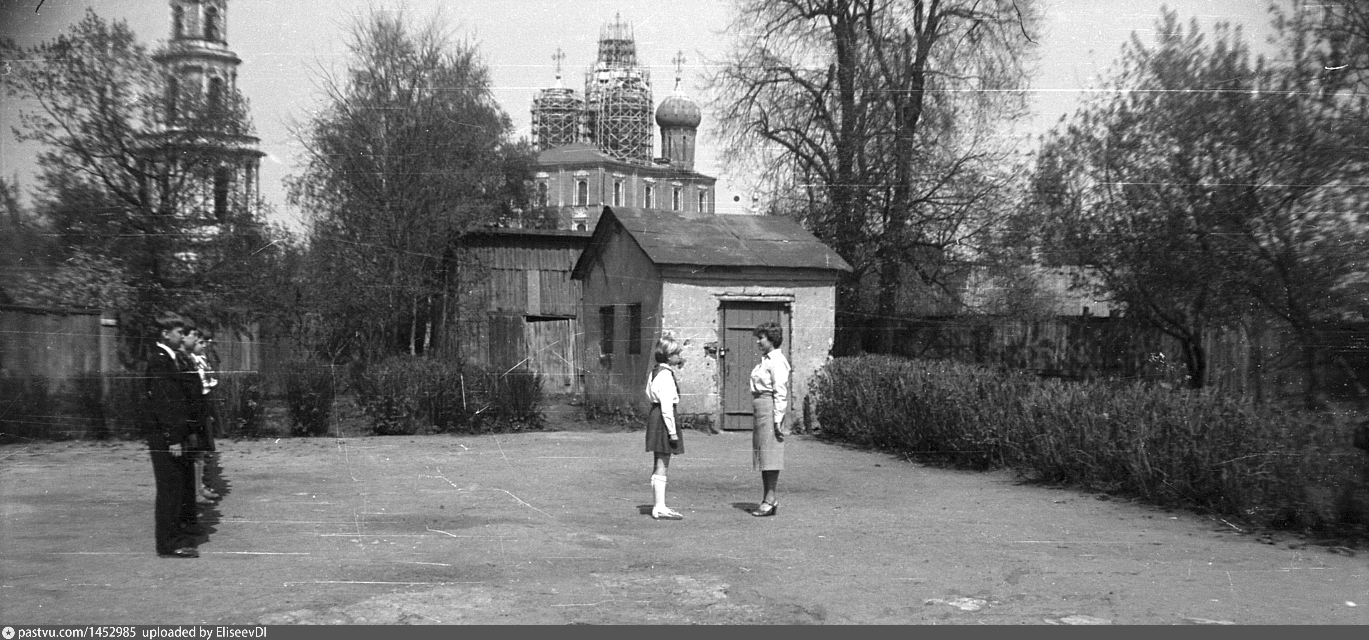 Двор школы 4. Двор школы 4. Дворик в школе. Советский школьный двор. Двор школы.