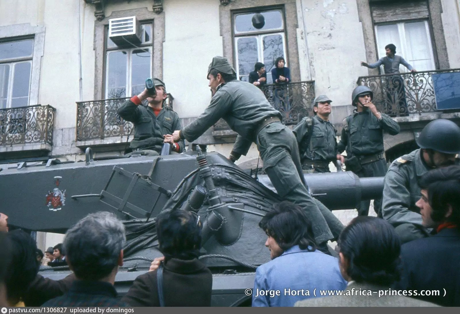 1974 события. Революция гвоздик в Португалии 1974. 25 Апреля 1974 Португалия. Военный переворот в Португалии. Португальская революция 1974 фото.