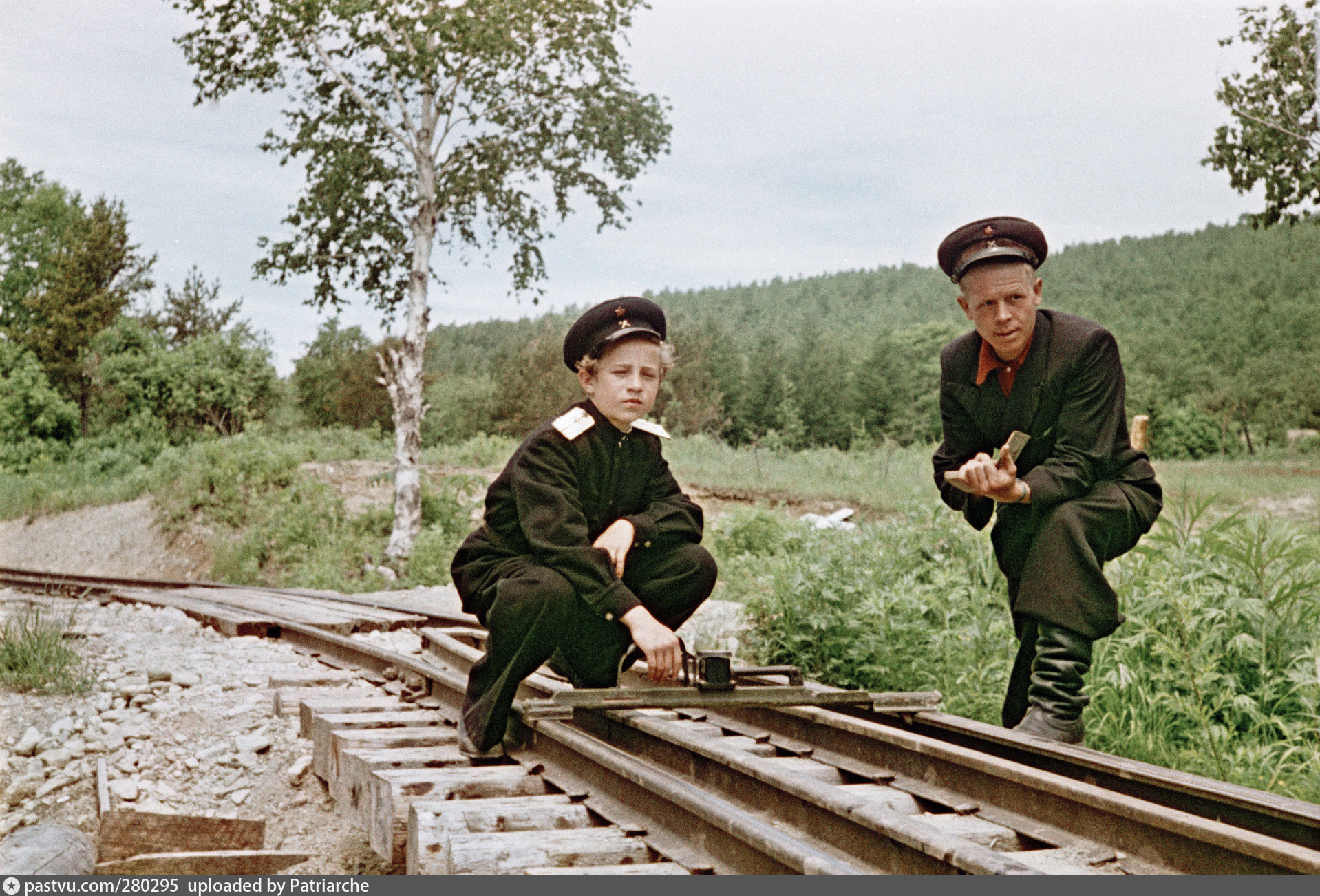 Ребенок с железной дорогой. Семён Фридлянд Южно-Сахалинск. Сахалин ДЖД 1950. Детская железная дорога Сахалин. Фото семёна Фридлянда.