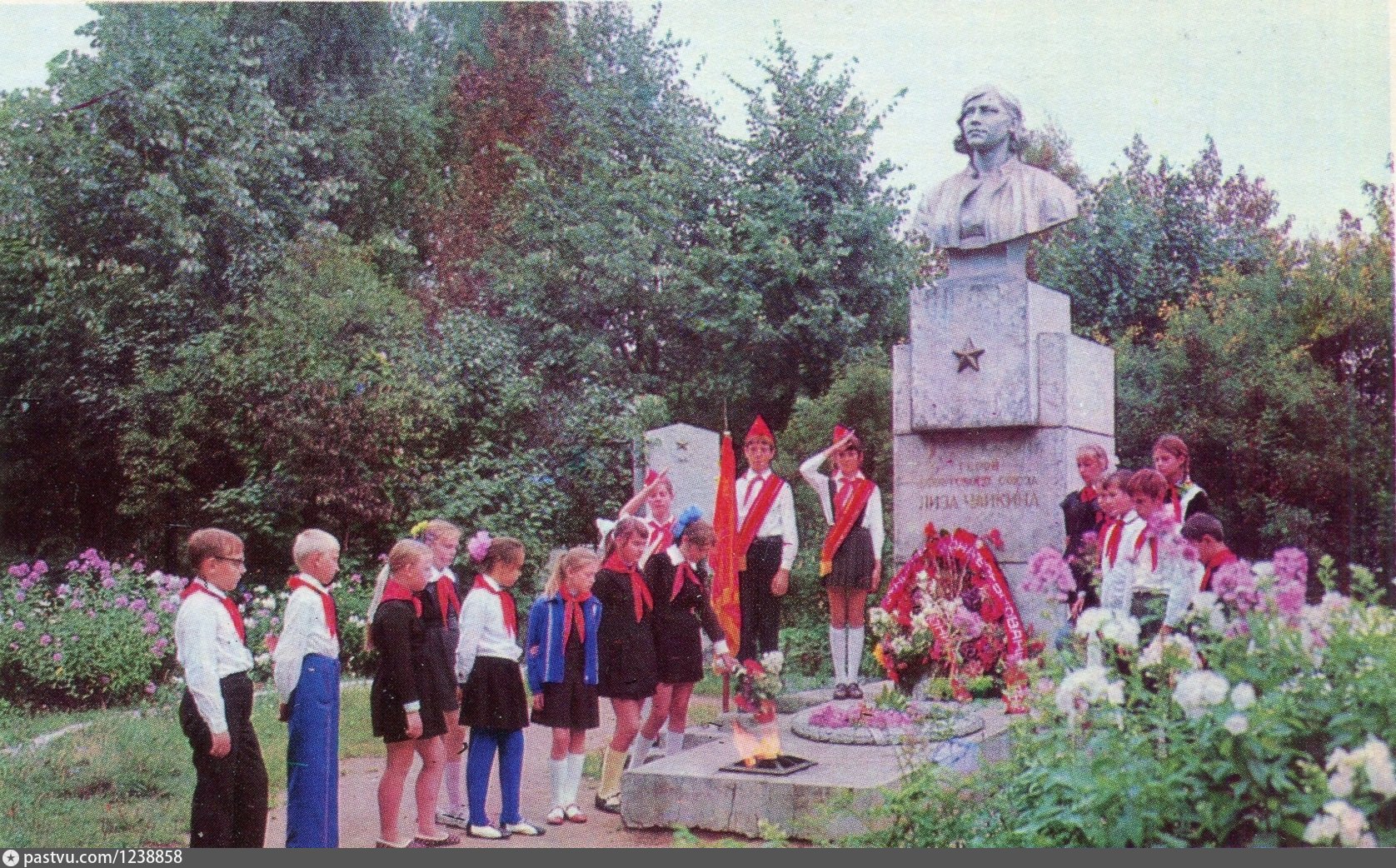 Памятник Лизе Чайкиной в Пено