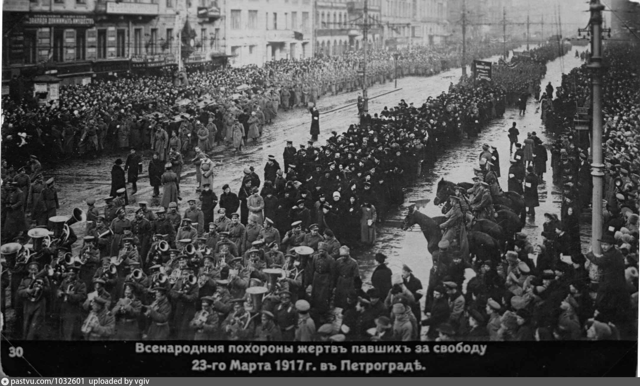 Российская революция февраль 1917 г. Похороны жертв Февральской революции в Петрограде 23 марта 1917. Февральская революция 1917 Петроград. Петроград февраль 1917. Петроград март 1917.