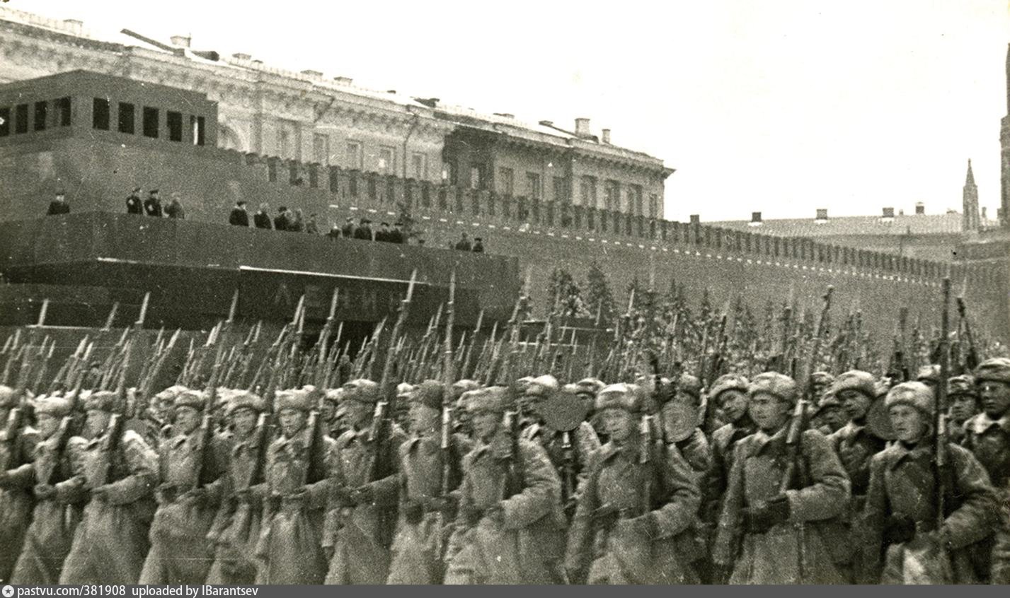 В каких городах россии проходил парад 1941. Парад 7 ноября 1941 года. Парад на красной площади 1941 битва за Москву. Парад на красной площади 7 ноября 1941. Битва за Москву парад в Москве 7 ноября 1941 г.