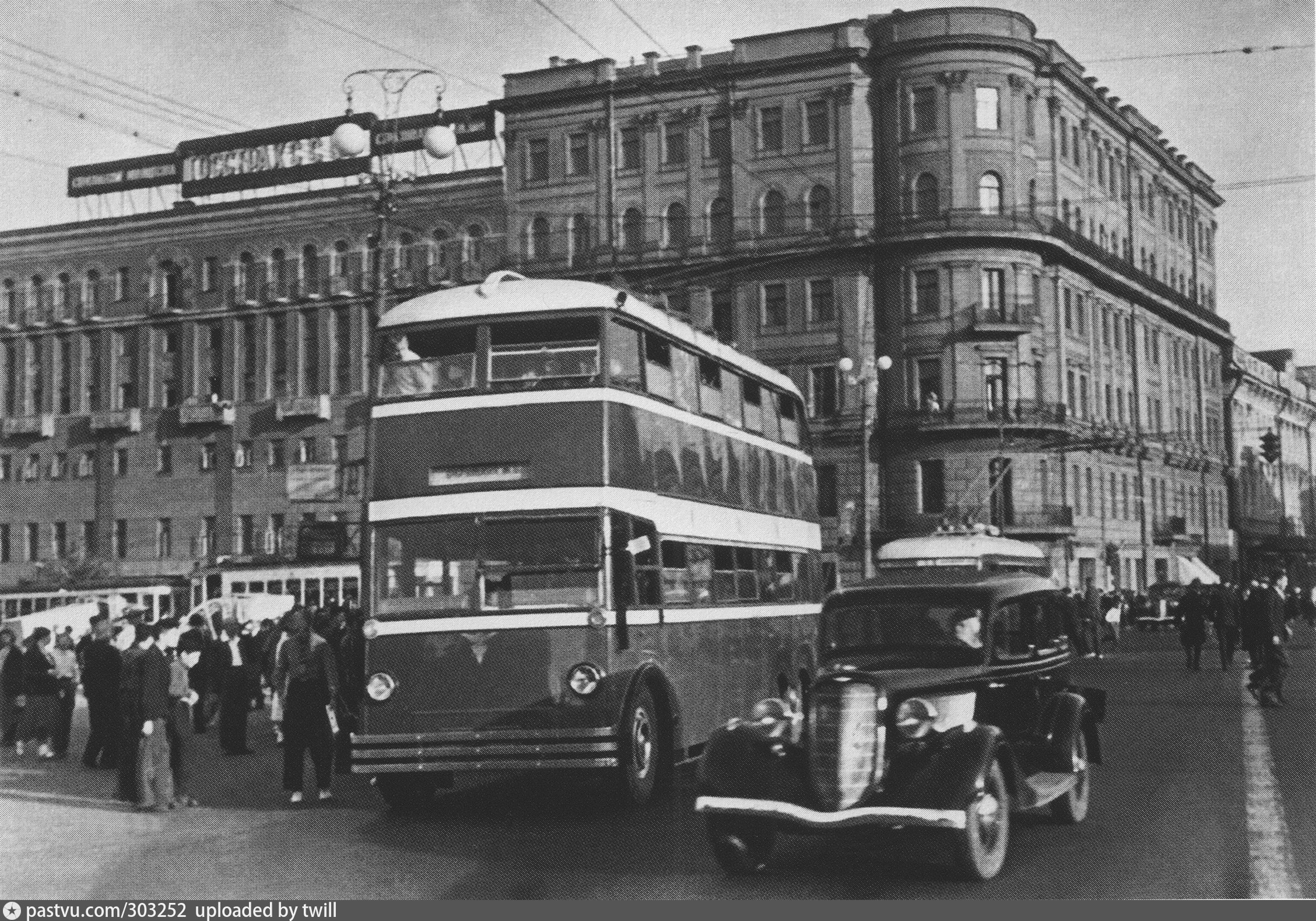 Пятьдесят первый автобус. ЯТБ-3 двухэтажный троллейбус. Троллейбус ЯТБ двухэтажный. Троллейбус ЯТБ 3 В Москве. Московский троллейбус 1933.