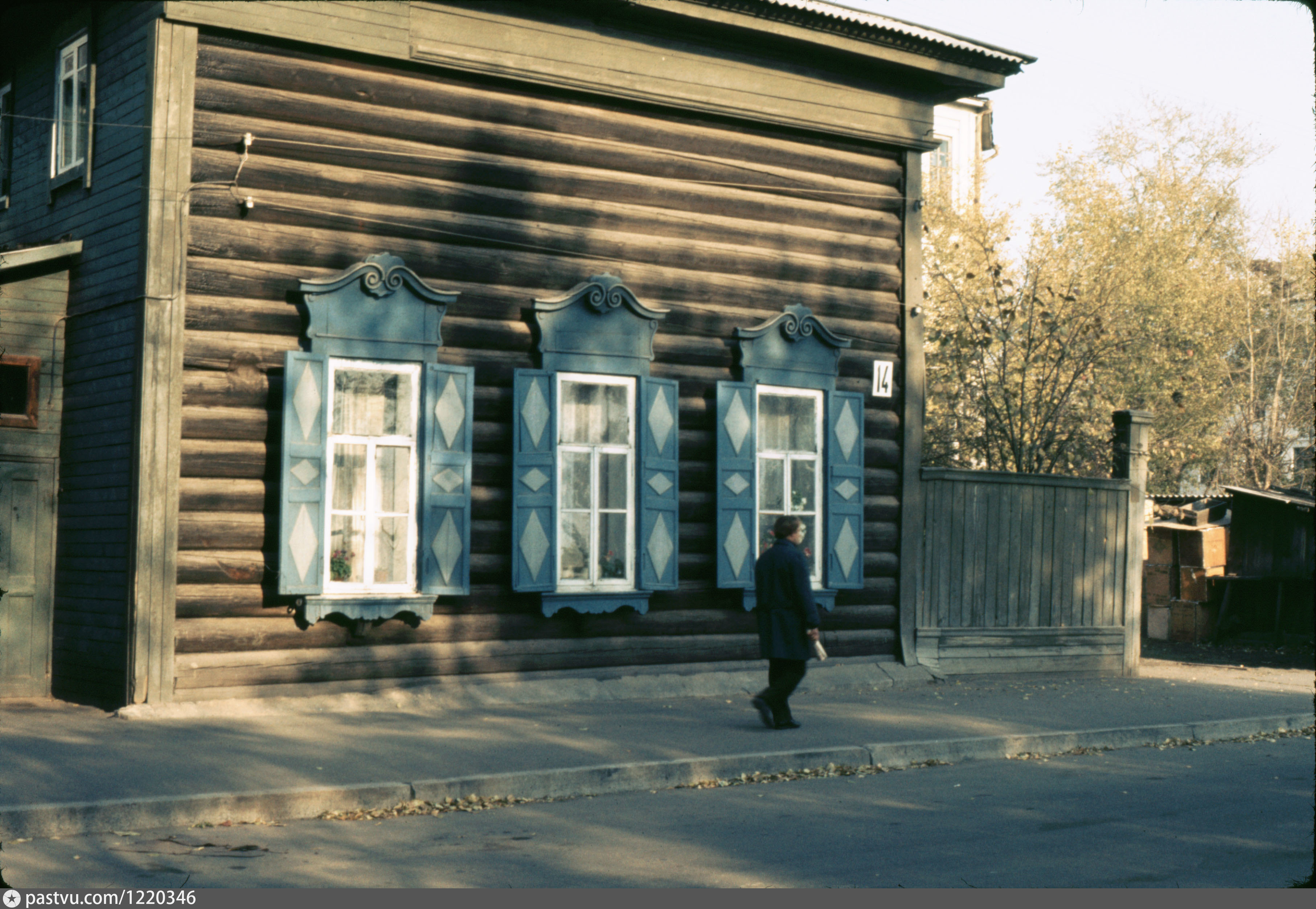 Ист иркутск. Дом Павлова Иркутск бульвар Гагарина. Деревни Иркутской 1970-х годов фото. Бульвар Гагарина старый дом. Wooden House USSR.