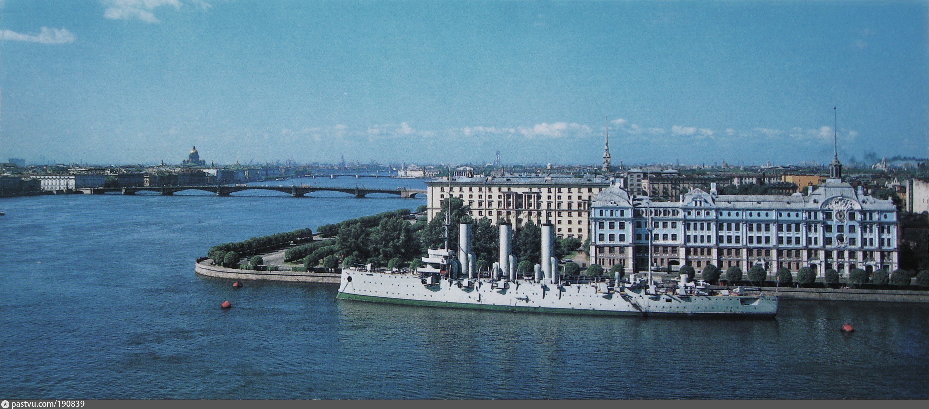 Ленинград про санкт петербург. Крейсер Аврора в Ленинграде. Гостиница напротив крейсера Аврора Санкт-Петербург. Крейсер Аврора в Санкт-Петербурге вид сверху. Крейсер Аврора панорама.