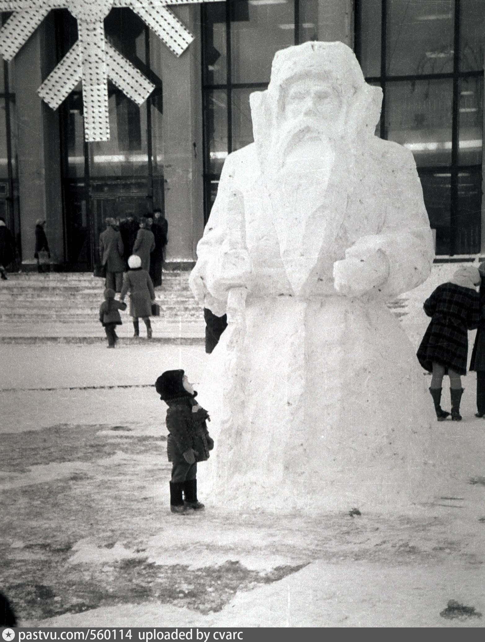 Борьба с осадками деда мороза. Снежная фигура Деда Мороза. Фигуры Деда Мороза и Снегурочки из снега. Фигура Деда Мороза из снега. Скульптура Деда Мороза из снега.