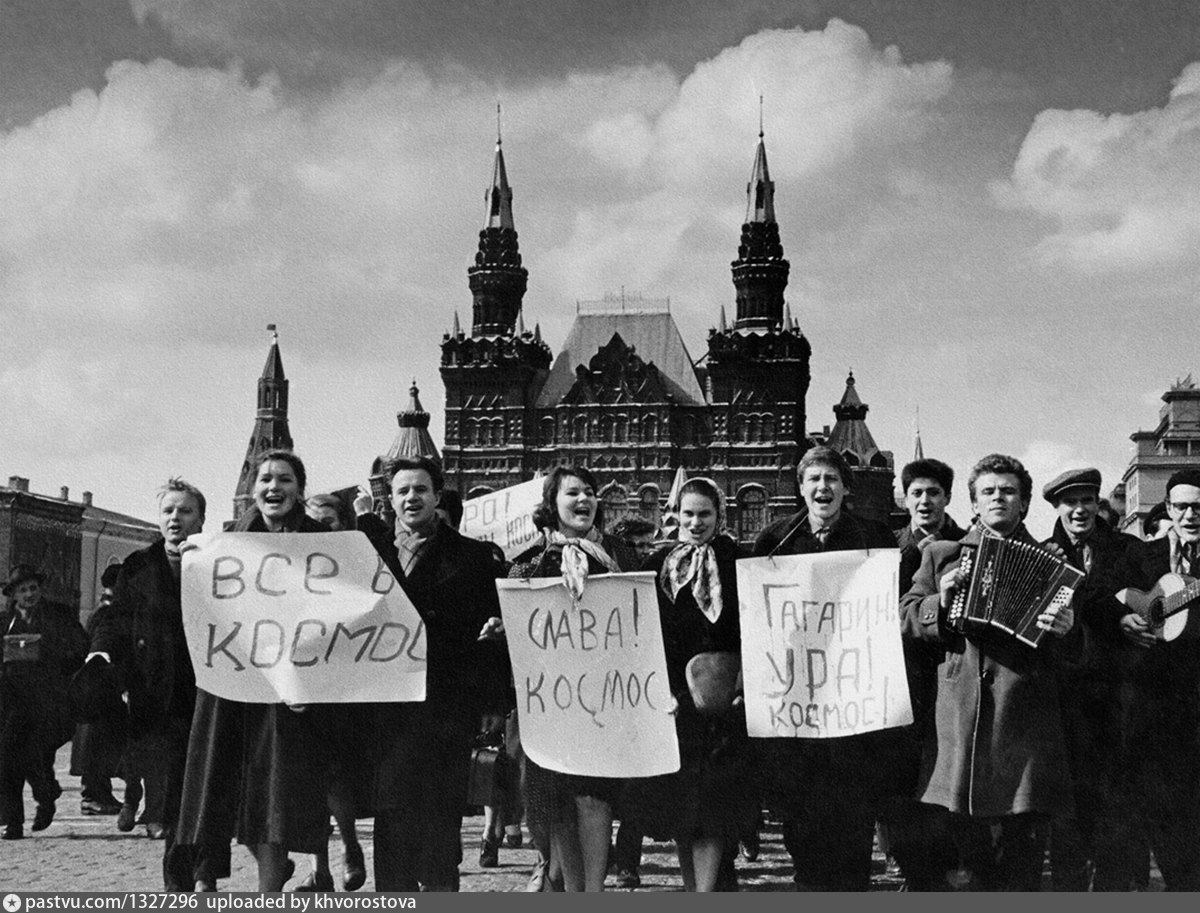 Наша страна 12 апреля 1961. Ликование на красной площади в честь полёта Гагарина 1961. Гагарин на красной площади 1961. Встреча Юрия Гагарина на красной площади. СССР 12 апреля 1961 года.