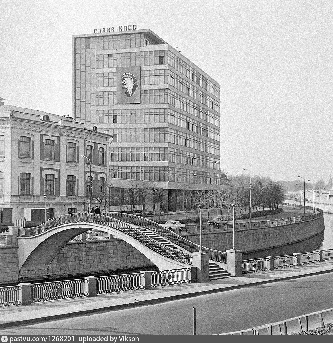 Яузский бул 12 москва. Набережная реки Яуза. Набережная Яузы Лефортово. Река Яуза в Лефортово. Таможенный мост в Москве.