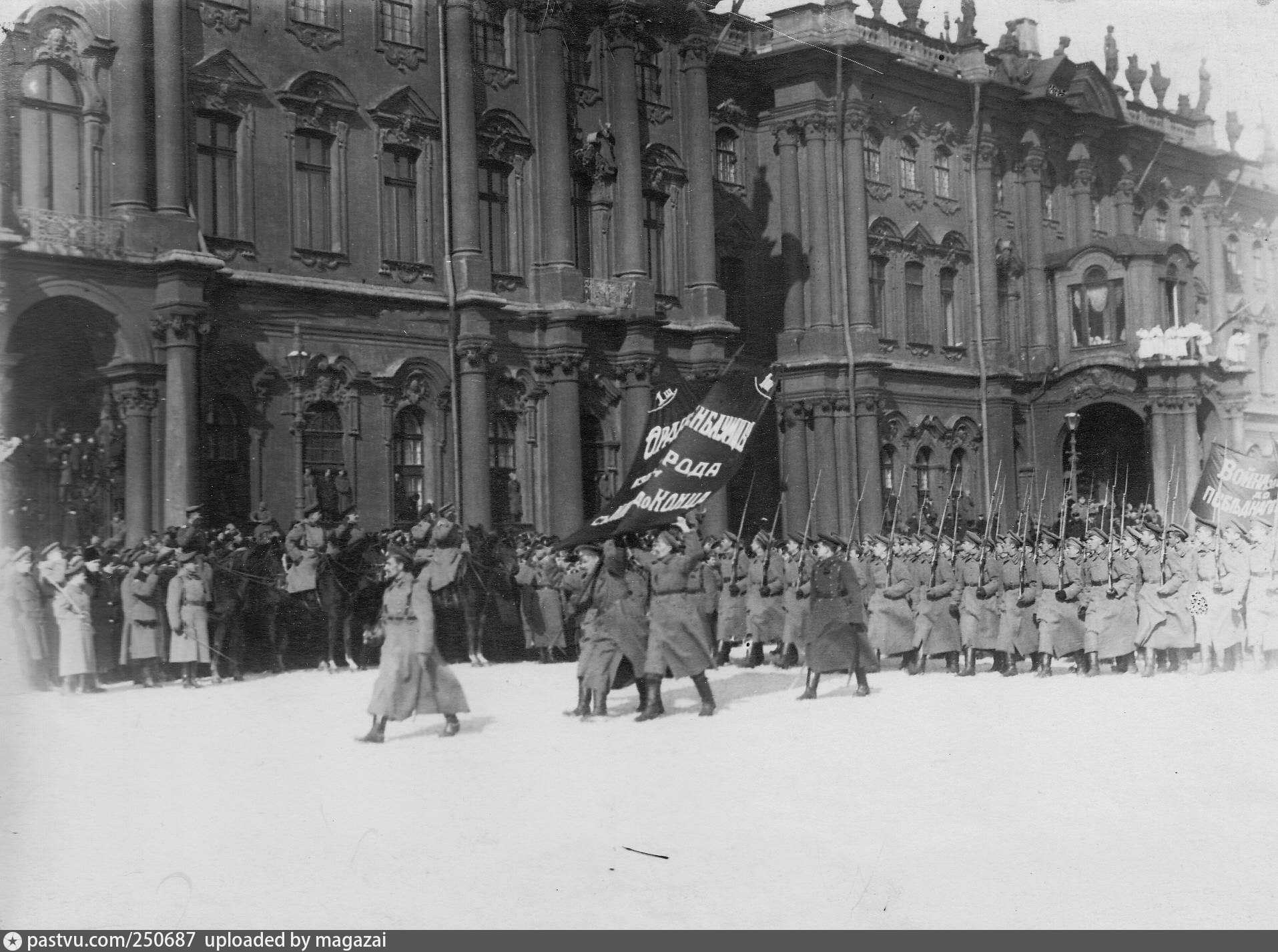 До победного. Февральская революция 1917 на Дворцовой площади. Санкт-Петербург 1917 год. Дворцовая площадь в Санкт-Петербурге 1917. Революция 1917 на площади Дворцовой.