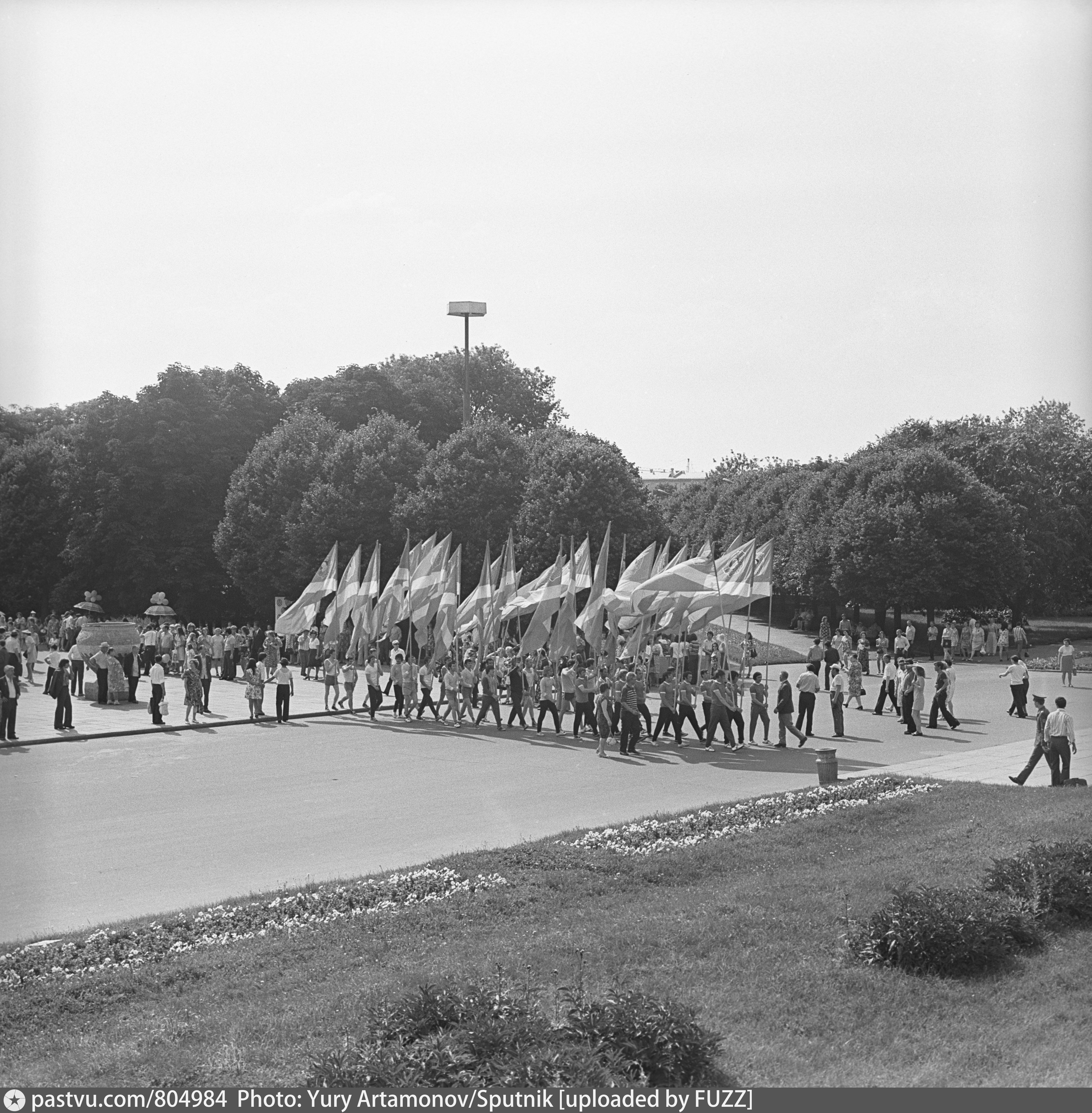 ЦПКИО им Горького в Москве 1989. Забор парка Горького 1943 года Москва. Мотогонки в парке Горького Москва. Открытый бассейн в ЦПКИО имени м. Горького. Москва, 1959 год..