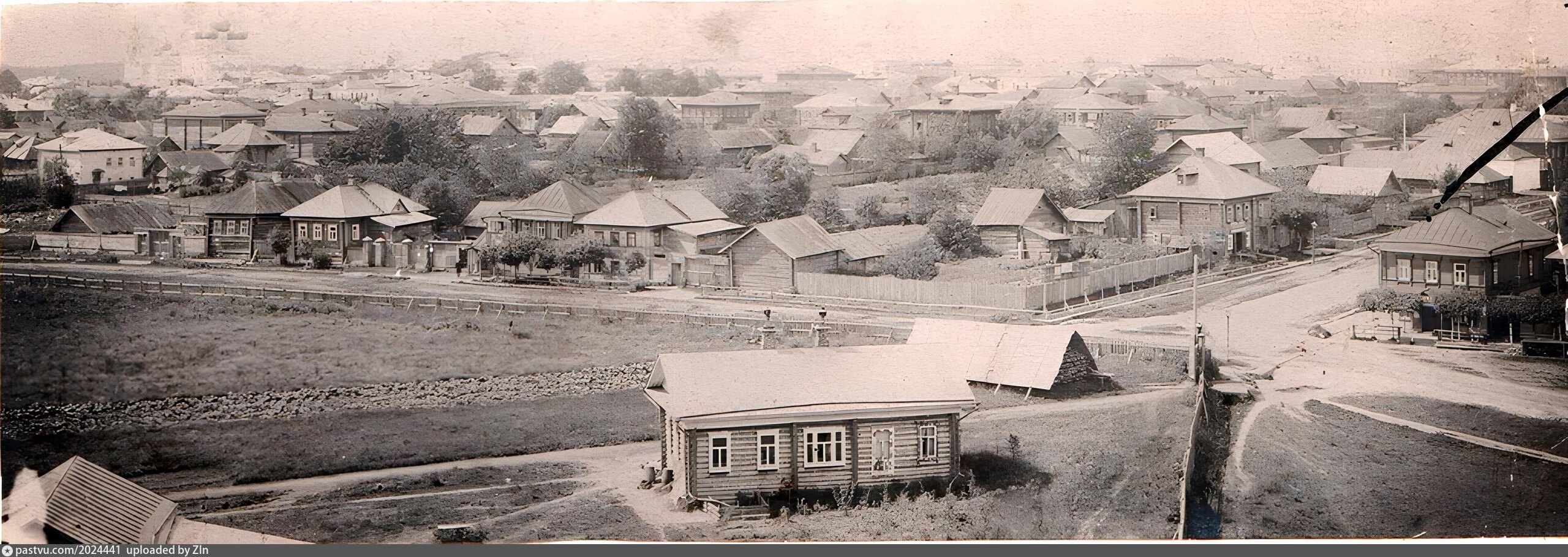 Позади большого дома был старый. Старый обширный тянувшийся. Выписать 5 предложений с однородными членами русский. Позади большого дома был. Диктант позади дома был старый сад уже.