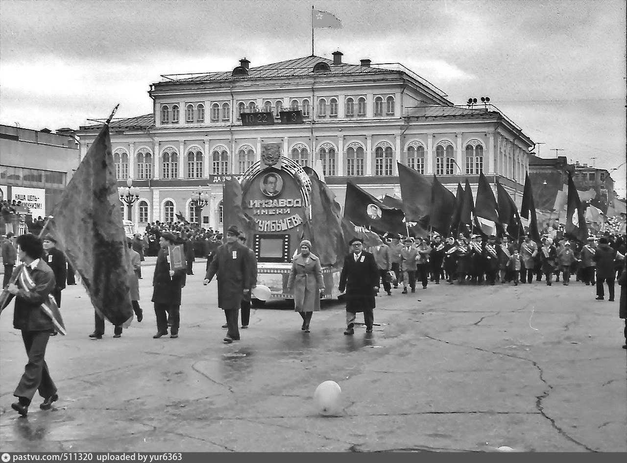 Назад в ссср 2. 1978 Первомайская демонстрация. Первомайские демонстрации Казань СССР. Площадь свободы Казань 1950. Первомайская демонстрация Казань.