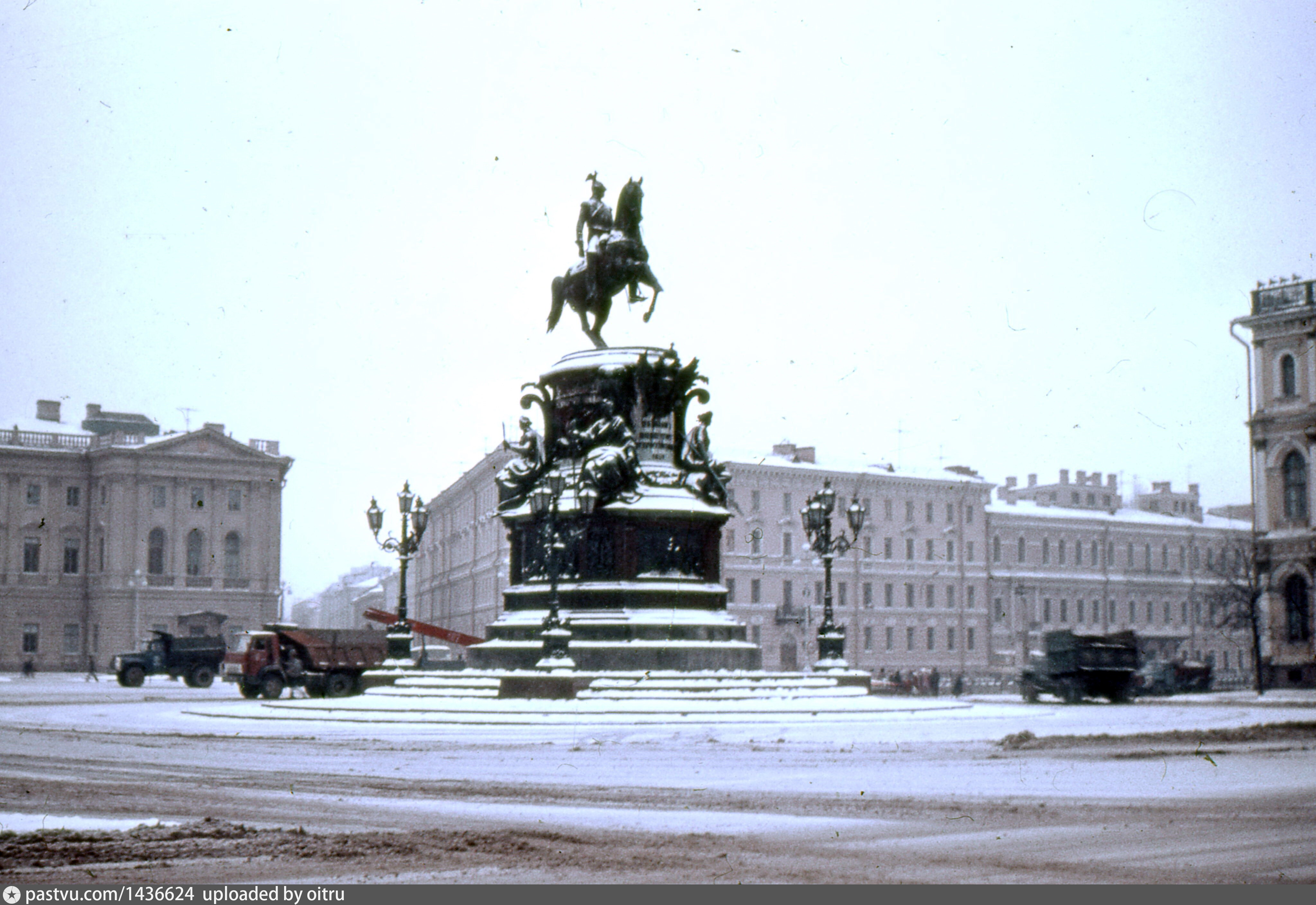 исаакиевская площадь памятник