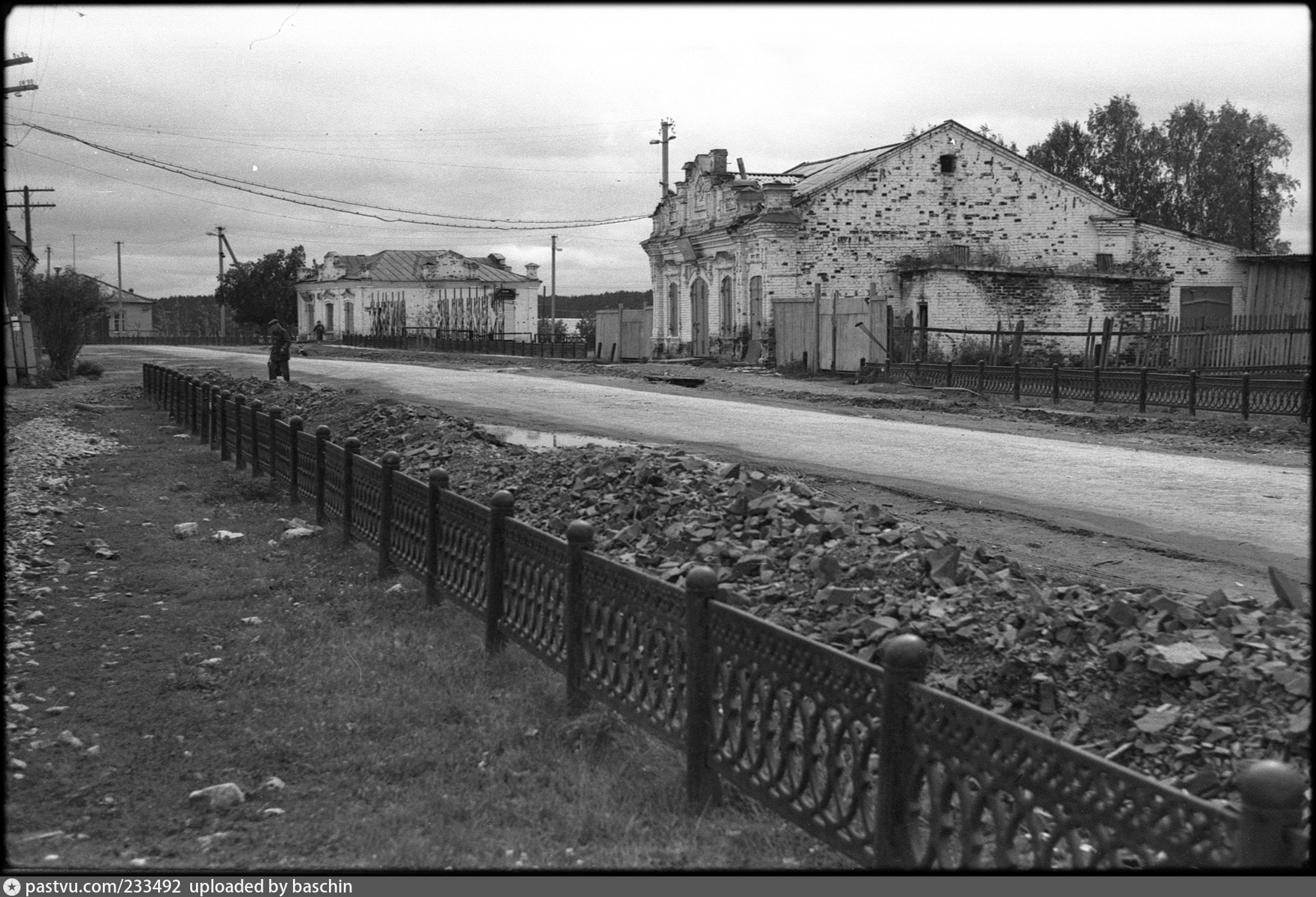 Старые фотографии видео. Село Багаряк больница. Старый поселок. Кунашак старые здания. Багаряк исторические постройки.