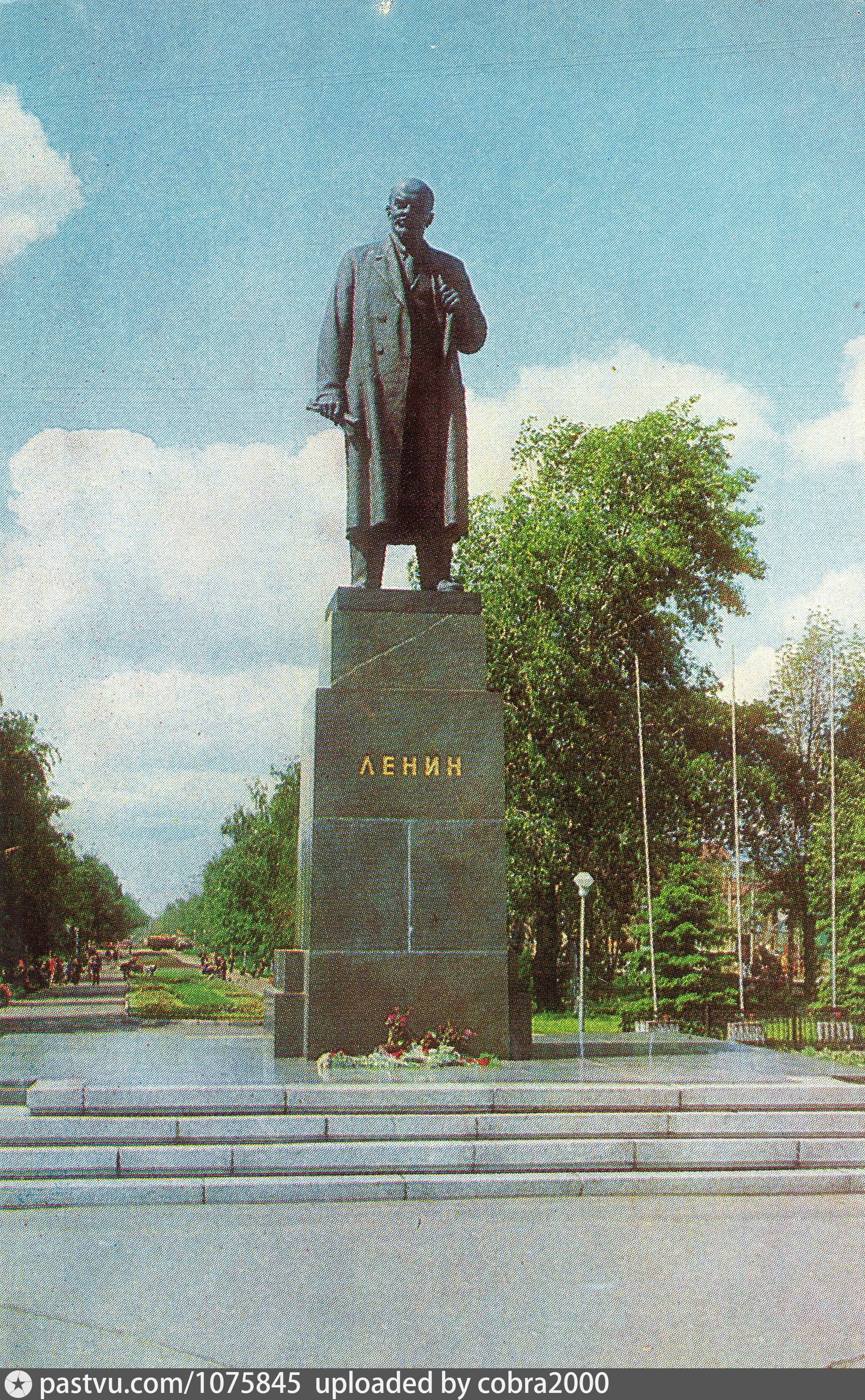 Сколько памятников. Памятник Ленину в Вологде. Вологда памятник Ленина на мира. Памятник Ленину Вологда площадь свободы. Памятник Ленину в Вологде в центре.