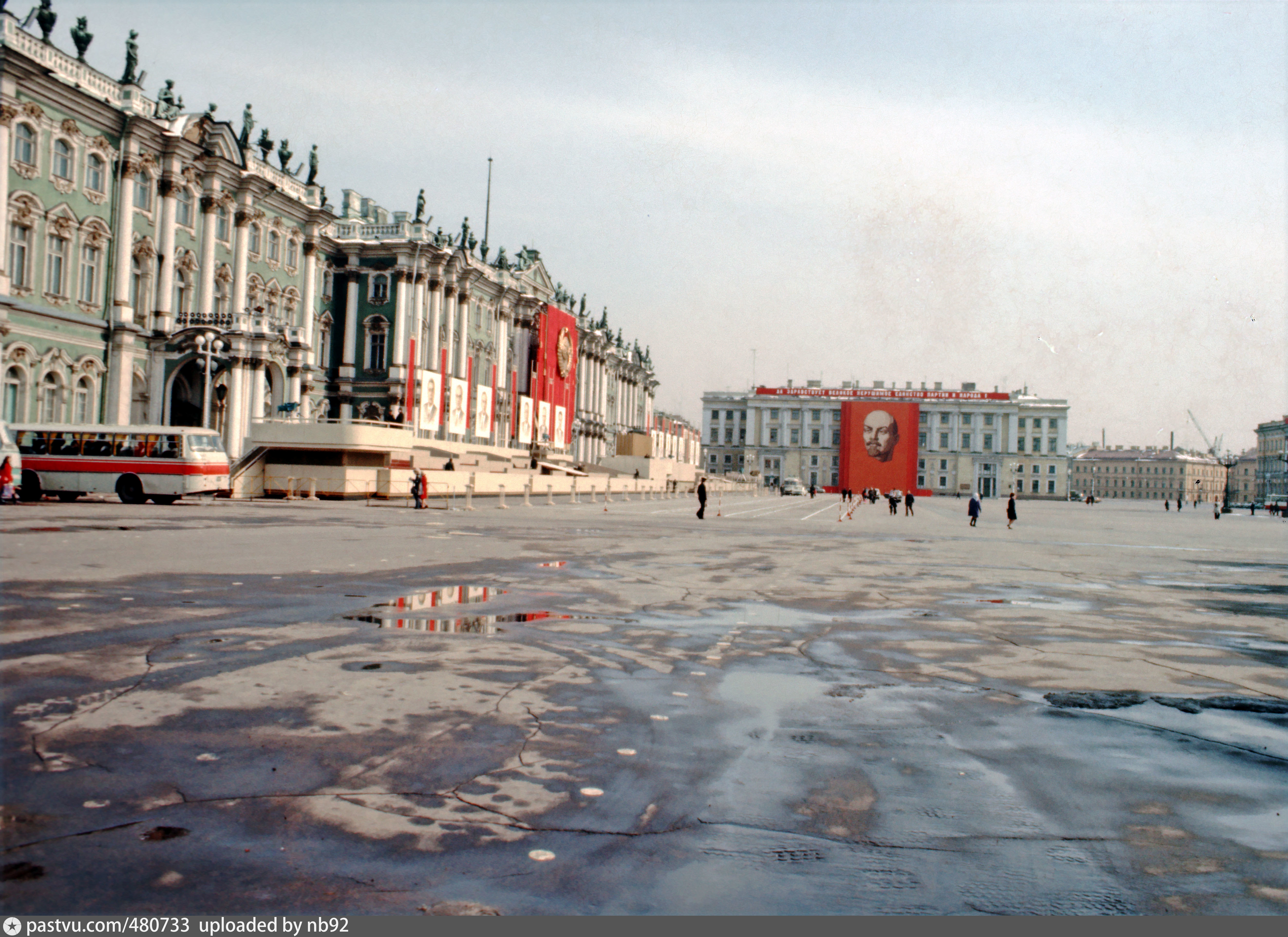 Ленинград ссср. Ленинград Дворцовая 1976. Дворцовая площадь в Санкт-Петербурге СССР. Дворцовая площадь в Санкт-Петербурге 1970. Ленинград город СССР.