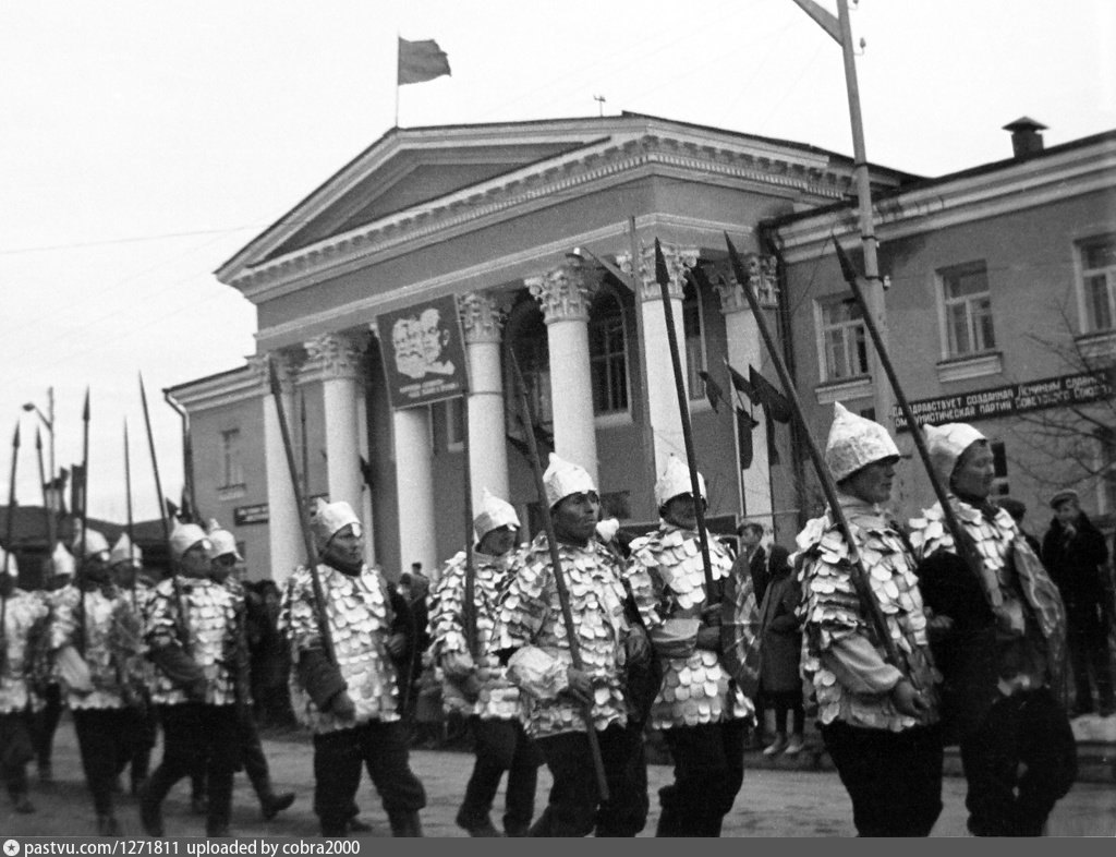 Время демонстрации. Междуреченск здание горкома партии. Здание горкома партии Клинцы. Фото здания горкома партии в Еманжелинск. Магадан горком партии 60-е годы.