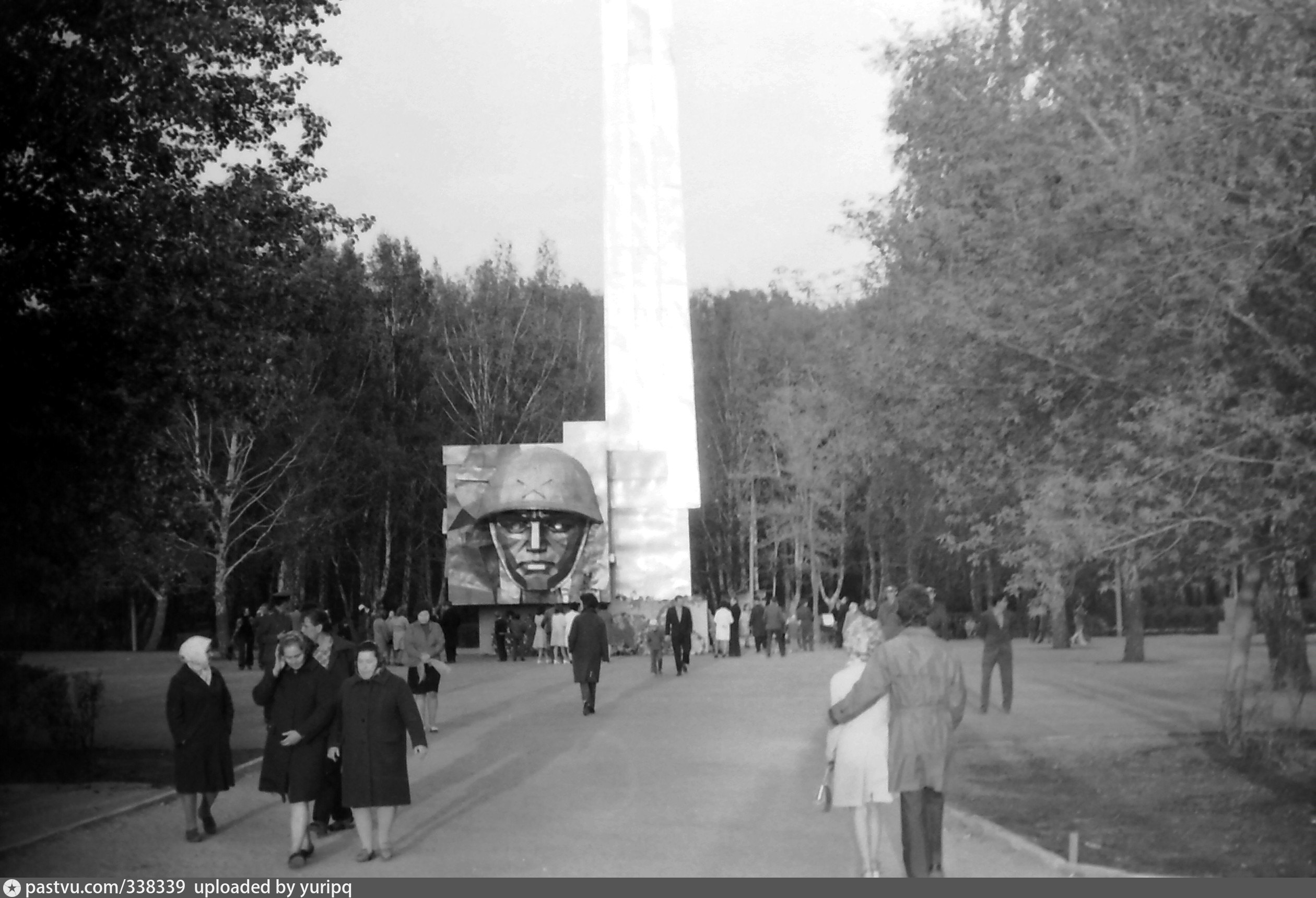 Памятник тракторозаводцам". В 1975 году у памятника. Королев город памятники 1975 года. Ммм pastvu.