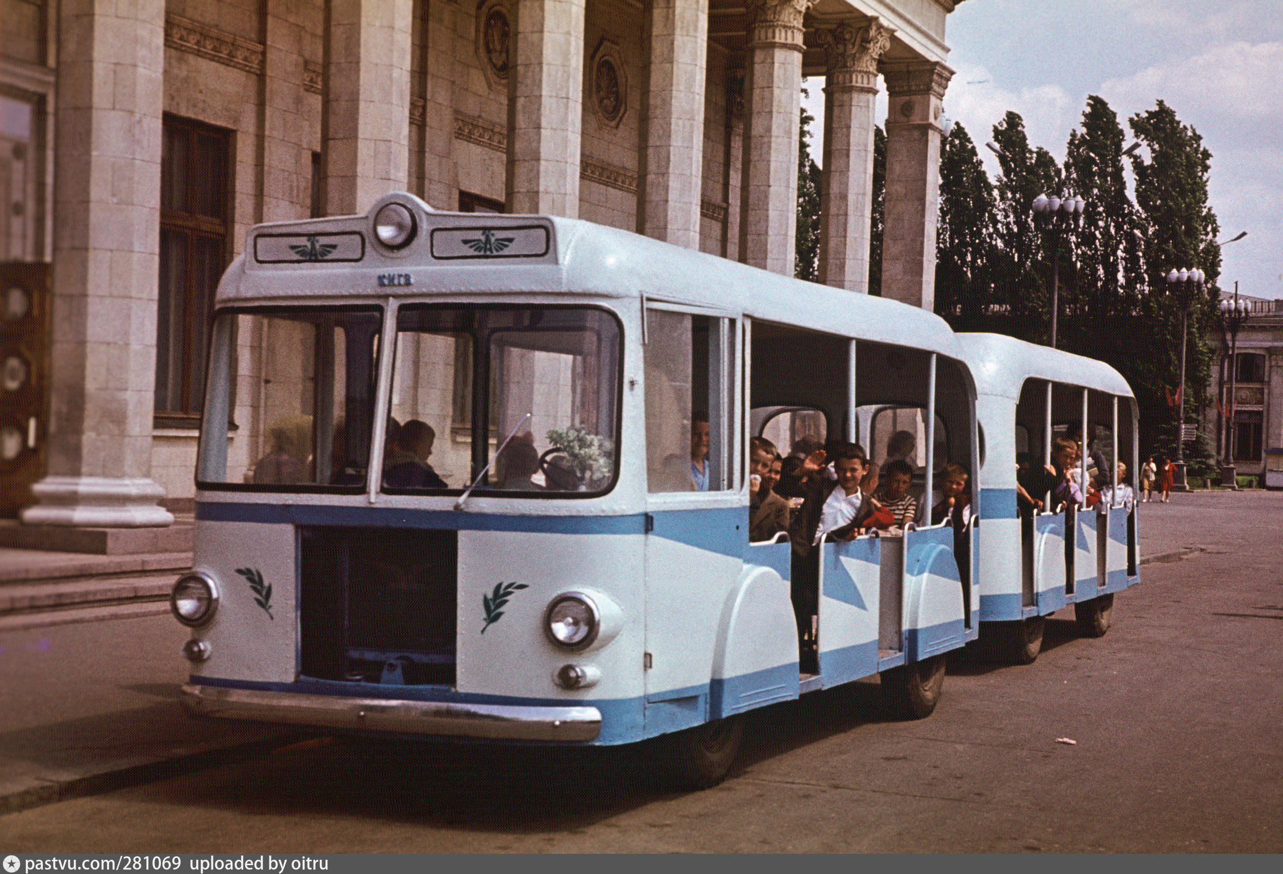 Автобусы прошлых лет. Рязанский троллейбус в 60е годы. СВАРЗ-Икарус троллейбус. СВАРЗ-ТБЭС-ВСХВ. СВАРЗ троллейбус 1960.
