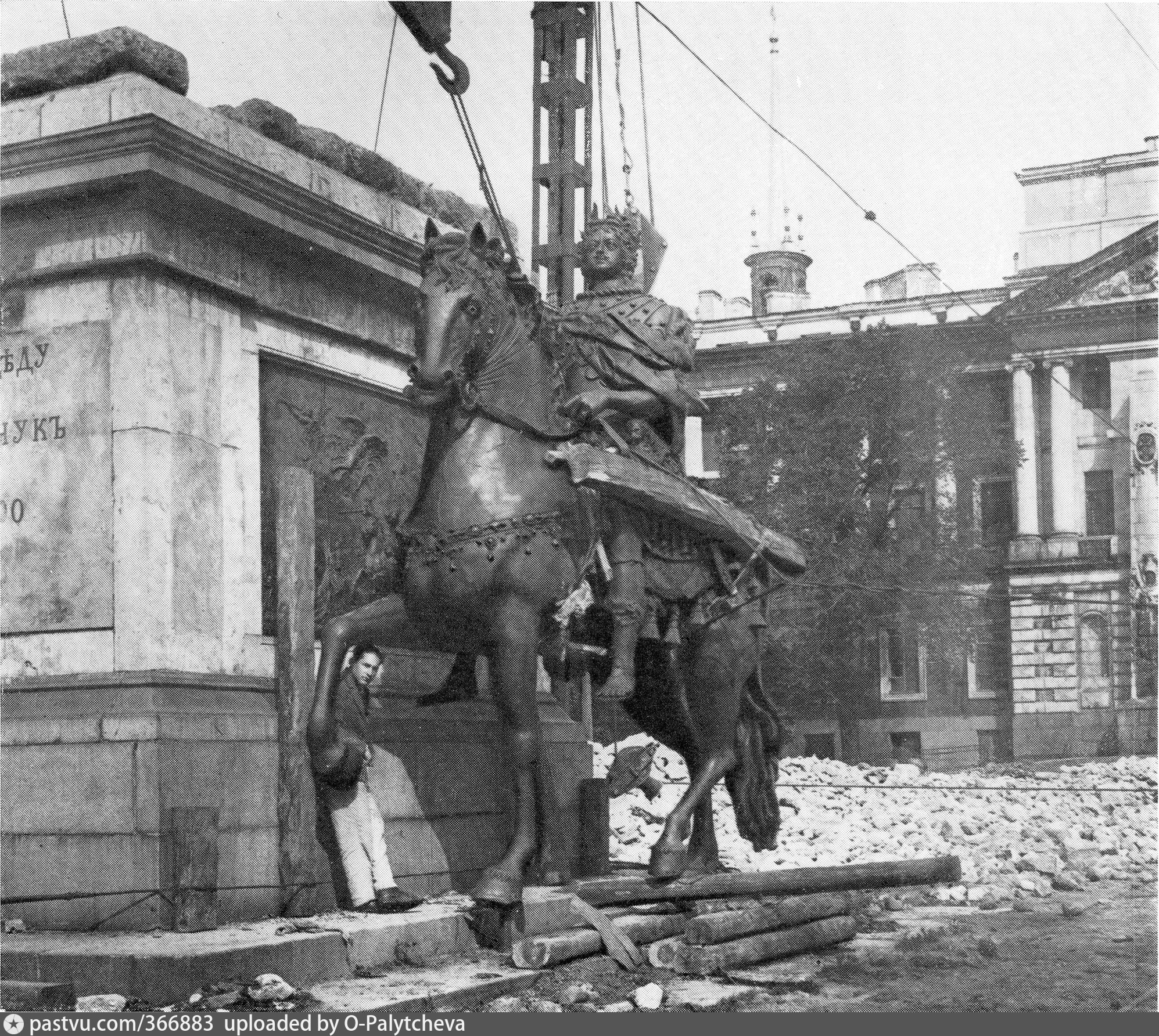 Памятник перед михайловским замком. Первый памятник Петру 1 в Санкт-Петербурге у Михайловского замка. Памятник Петру i у Михайловского замка в Петербурге. Памятник Петру 1 перед Михайловским замком.