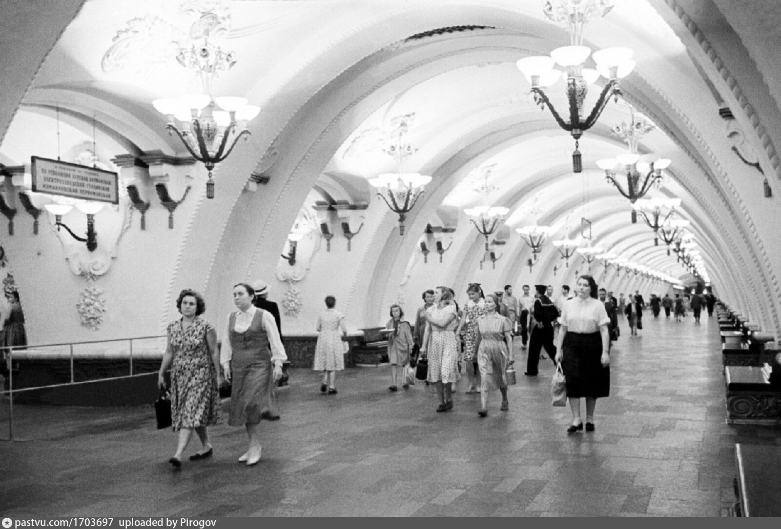 Открытие метро в москве. Метро Арбатская 1953. Станция Арбатская 1935. Станция метро Арбатская Москва 1935. Московский метрополитен 1935г открытие.