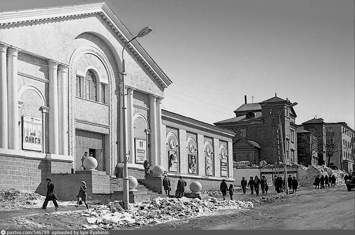 Киноцентр петропавловск камчатский. Кинотеатр Камчатка Петропавловск-Камчатский. Кинотеатр Родина Петропавловск Камчатский. Кинотеатр октябрь Петропавловск Камчатский. Петропавловск-Камчатский 1968 год кинотеатр Родина.