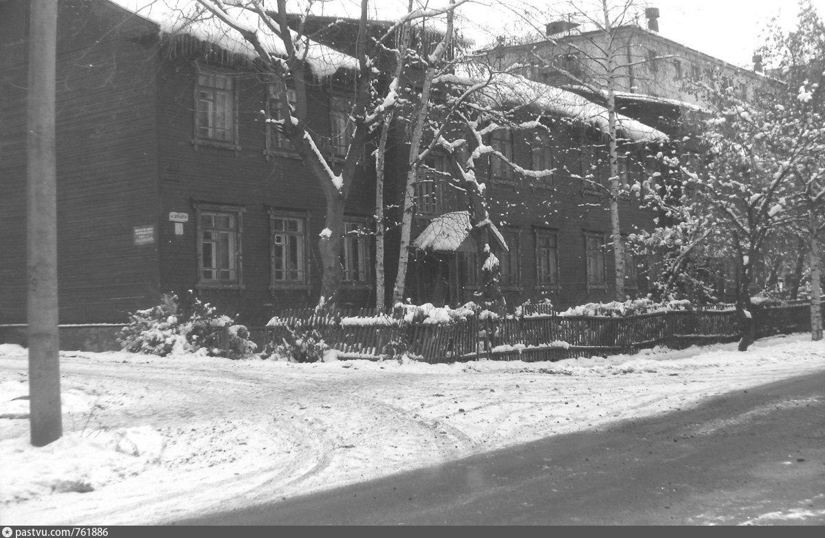 Архив 18. Дерендяева 70 Киров. Г Киров ул Дерендяева 70. Старые фотографии улицы Маклина. Киров Дерендяева 70 история.