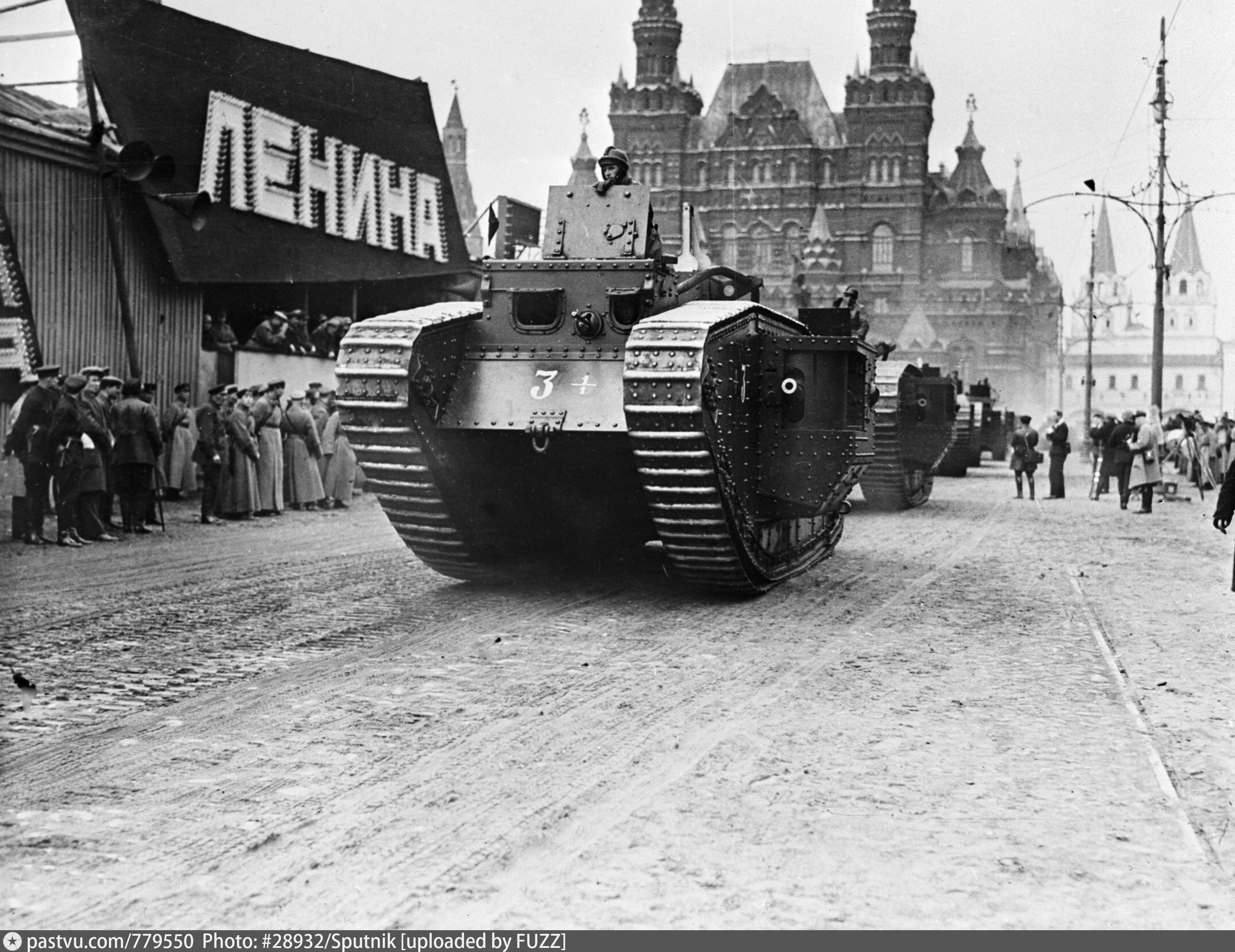 Крепкая броня берлин. Танки РККА 1919. РККА парад 1930х. Танки РККА 1930. Военные парады на красной площади 1930.