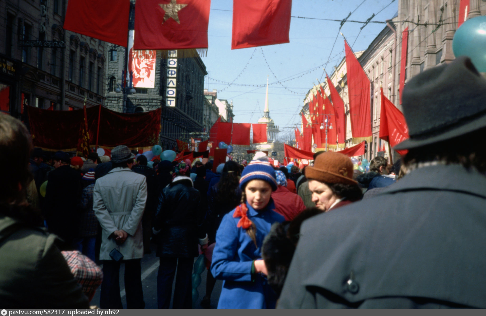 7 ноября петербург. Первомайская демонстрация Невский проспект. Невский проспект 1978. Ленинград 1978. Демонстрации 7 ноября в Ленинграде на Невском проспекте.