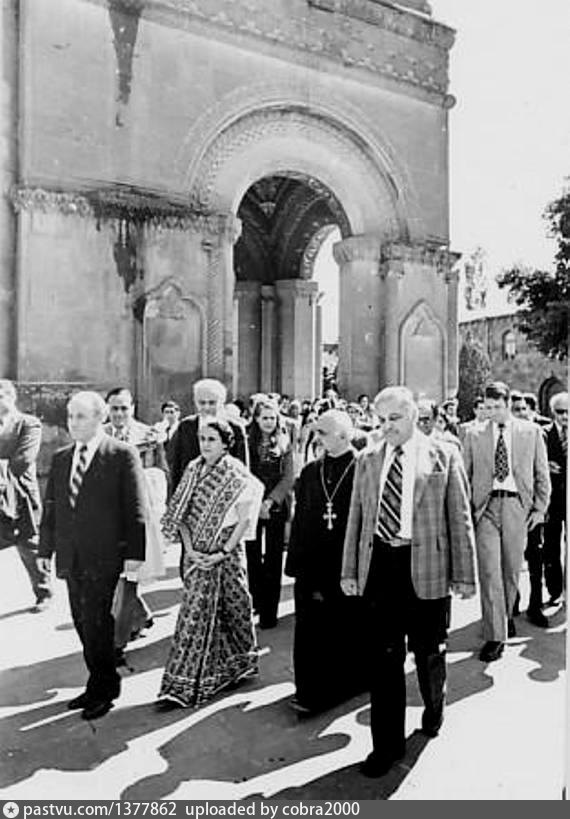 Армения 1976. Монахи Эчмиадзин. 1976 Армения. Бассейн Эчмиадзин старые фото СССР.