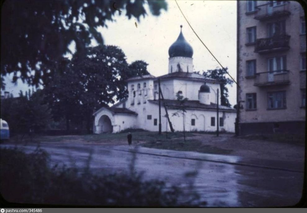 Ул набат псков. Церковь Воскресения со Стадища Псков. Улица Набат Псков. Церковь Воскресения Христова со Стадища. Псков храм Воскресения Христова со Стадища.