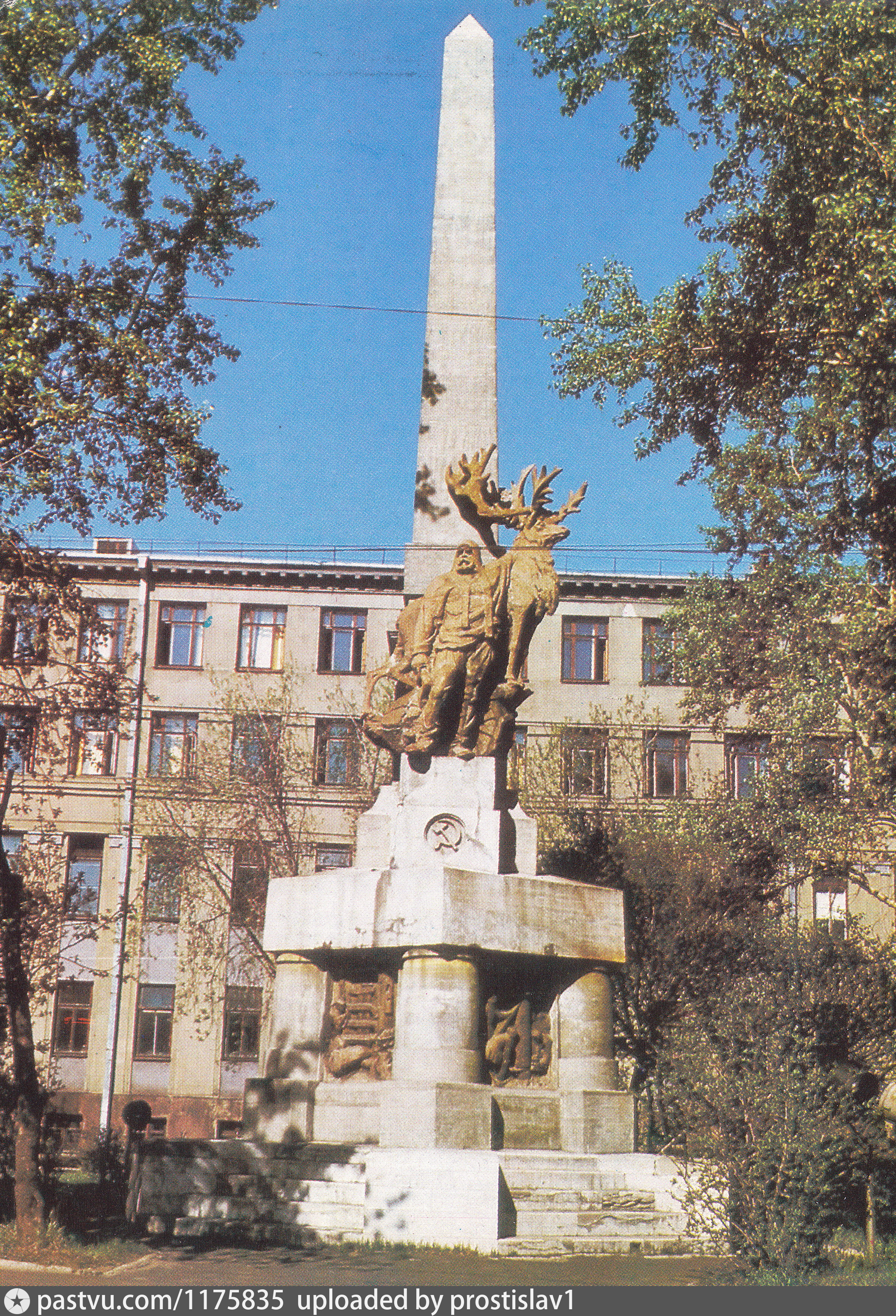 Памятник севера. Памятник Обелиск севера в Архангельске. Памятник покорителям севера Архангельск. Северный Обелиск Архангельск. Памятник северу в Архангельске.