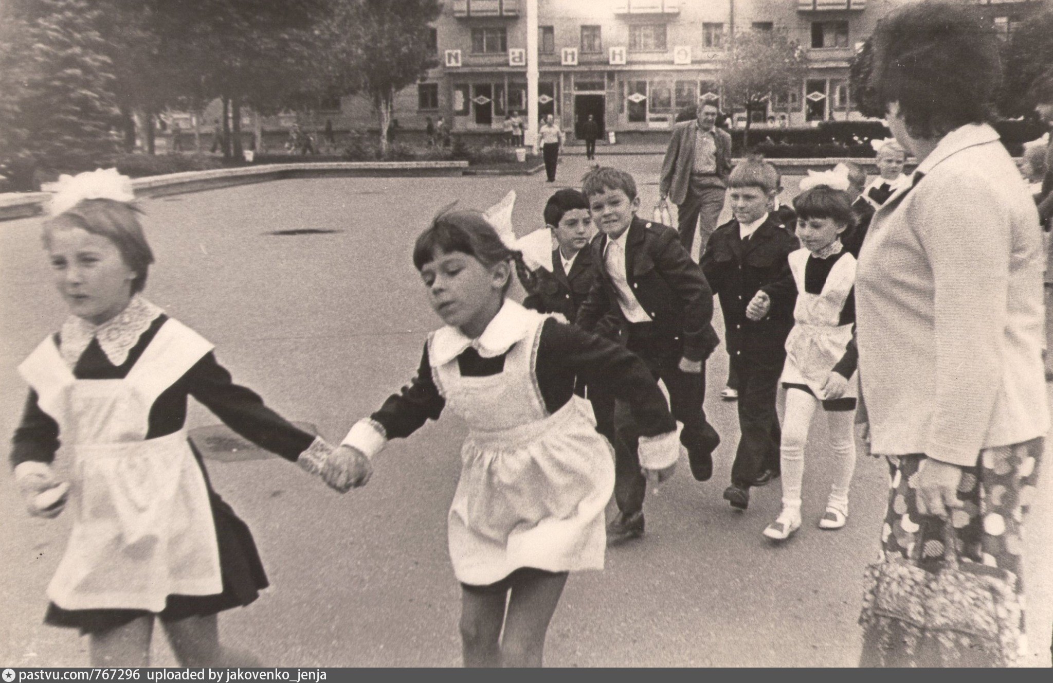 1974 год сентябрь. Фото прошлых лет. Первое сентября 1974 года. Засветилась в школе первоклашка. Под юбкой в школе первоклассница.