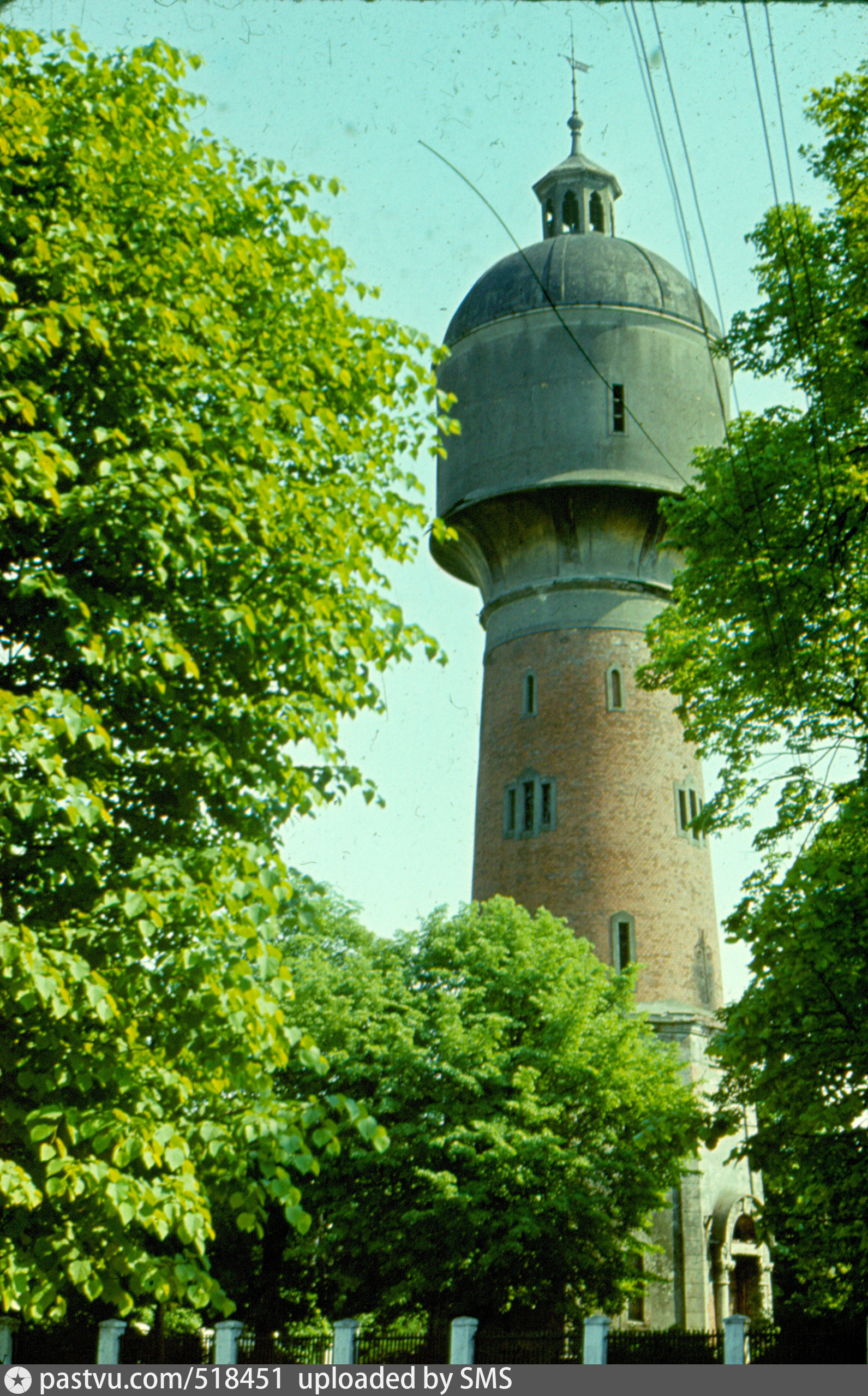 Фото 1978г. Башня высотой почти 40 метров построена в 1905 году и снабжала водой весь курорт. Перебоев с подачей воды практически не было. 