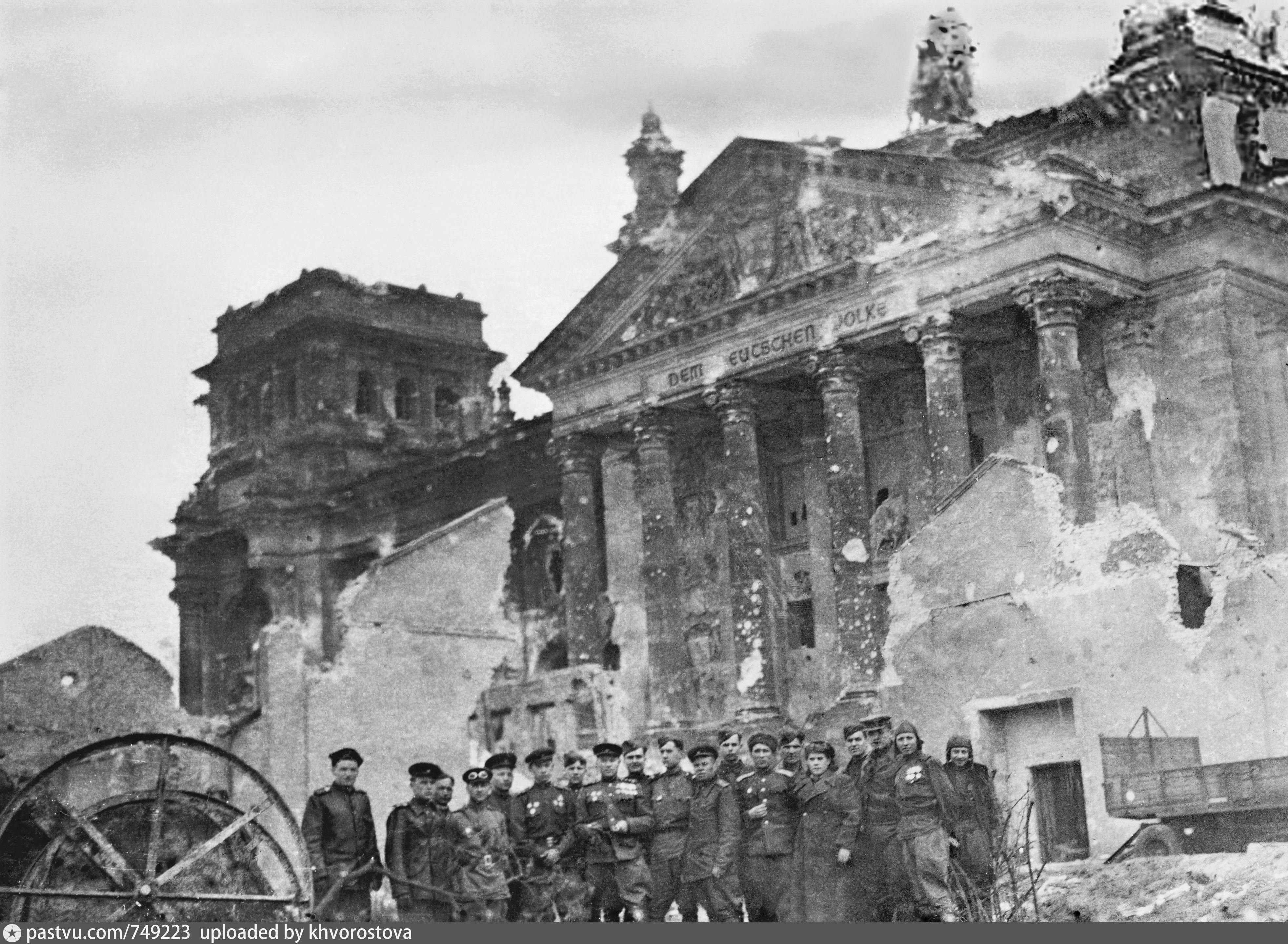 Первые дни после войны. Рейхстаг в Берлине 1945. Солдаты у Рейхстага 1945. Штурм Рейхстага 1945 Знамя Победы.