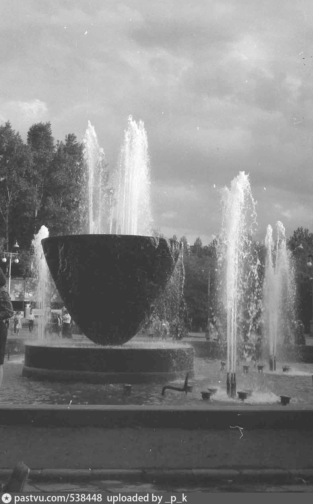 Фонтан перед Драматическим театром